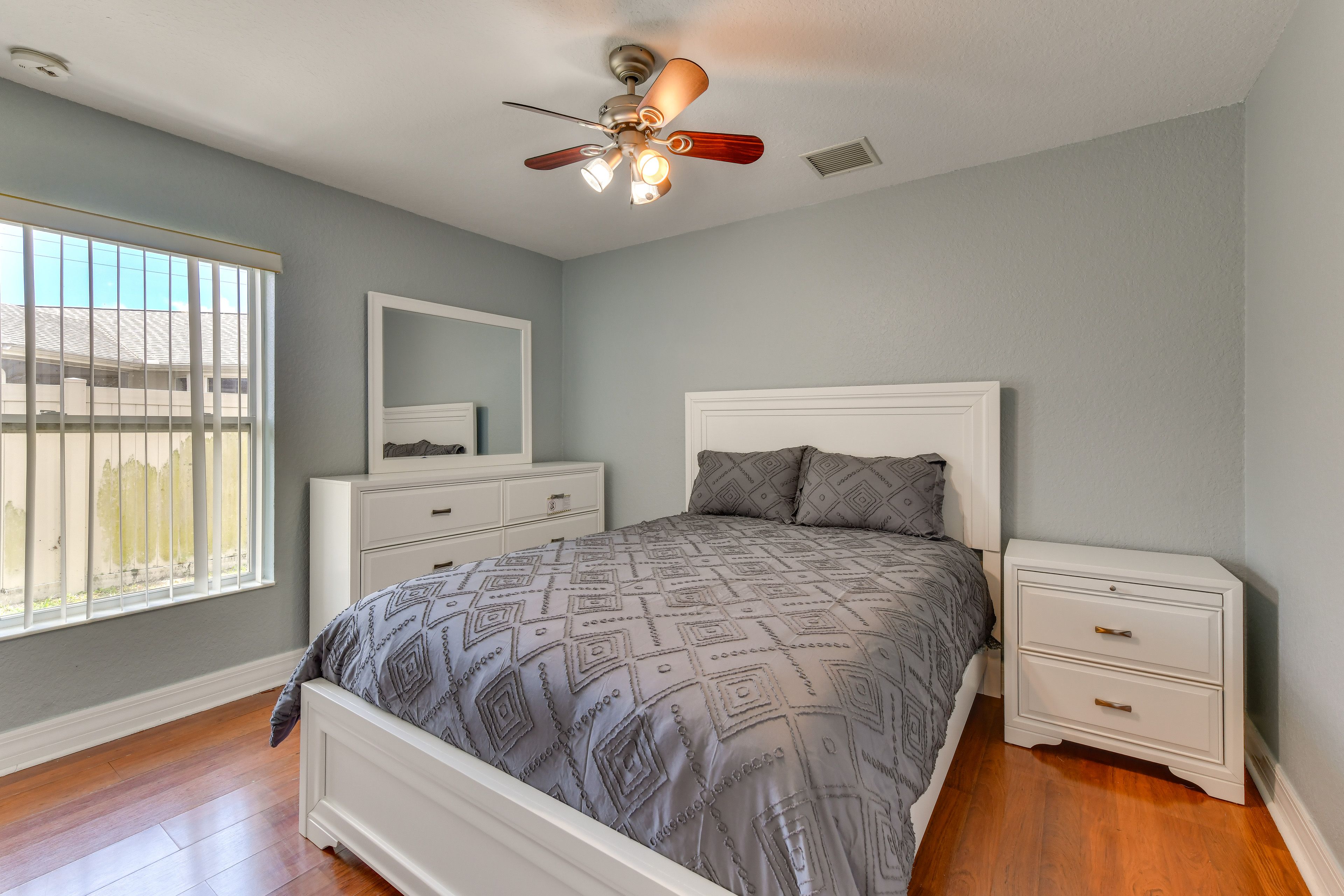 Bedroom 2 | Queen Bed