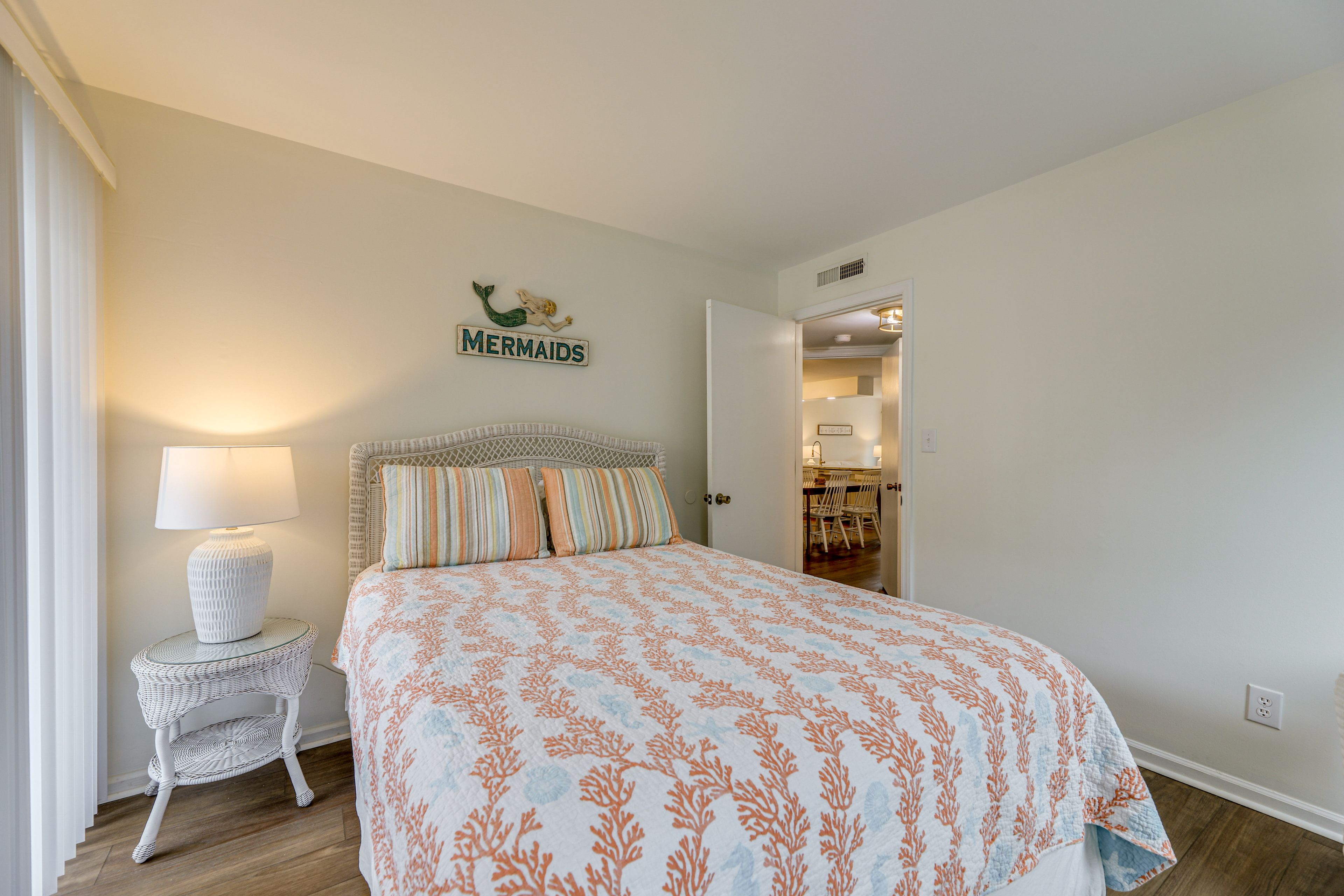 Bedroom 1 | Queen Bed