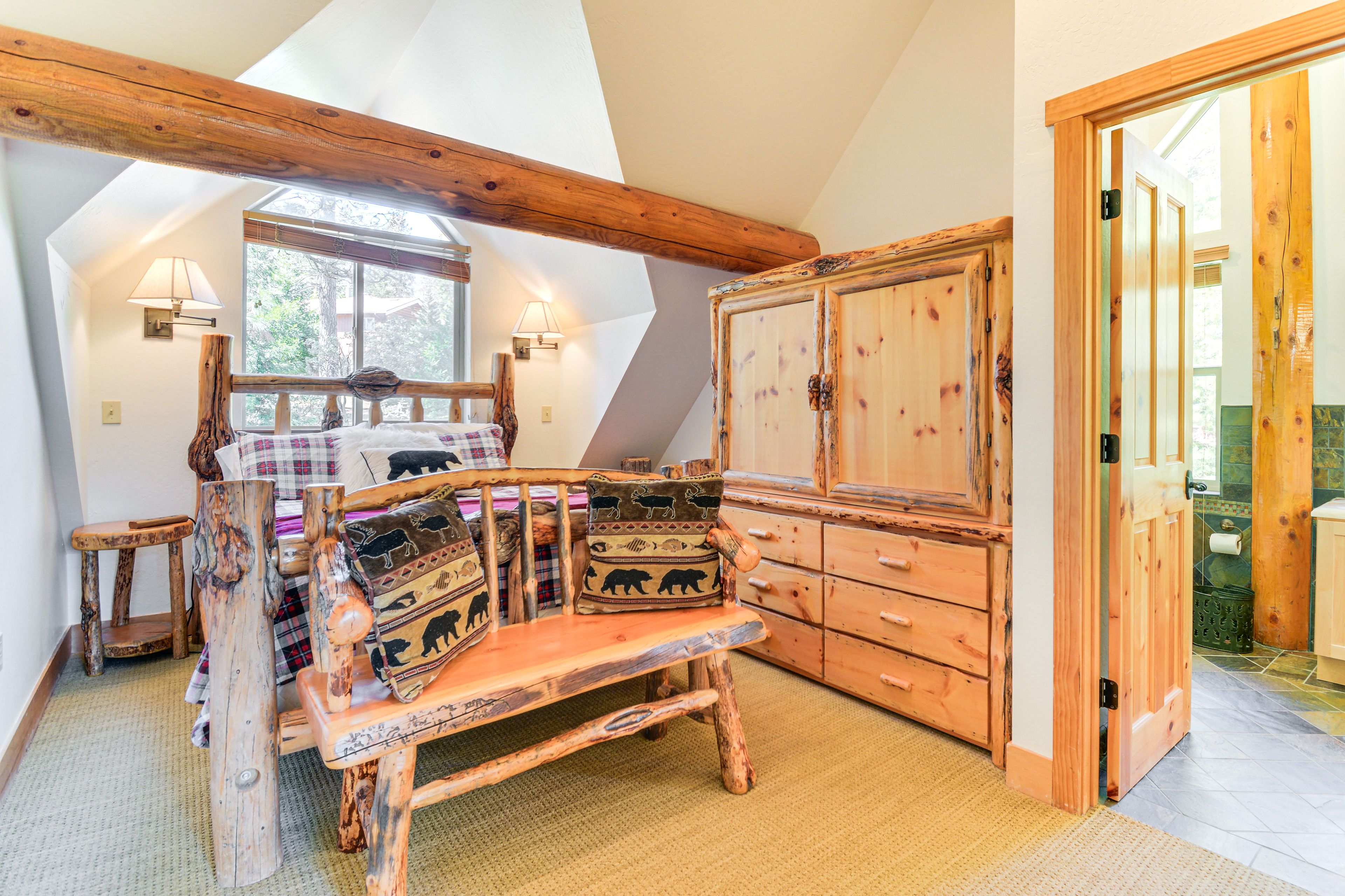 Bedroom 1 | Queen Bed | Level 2