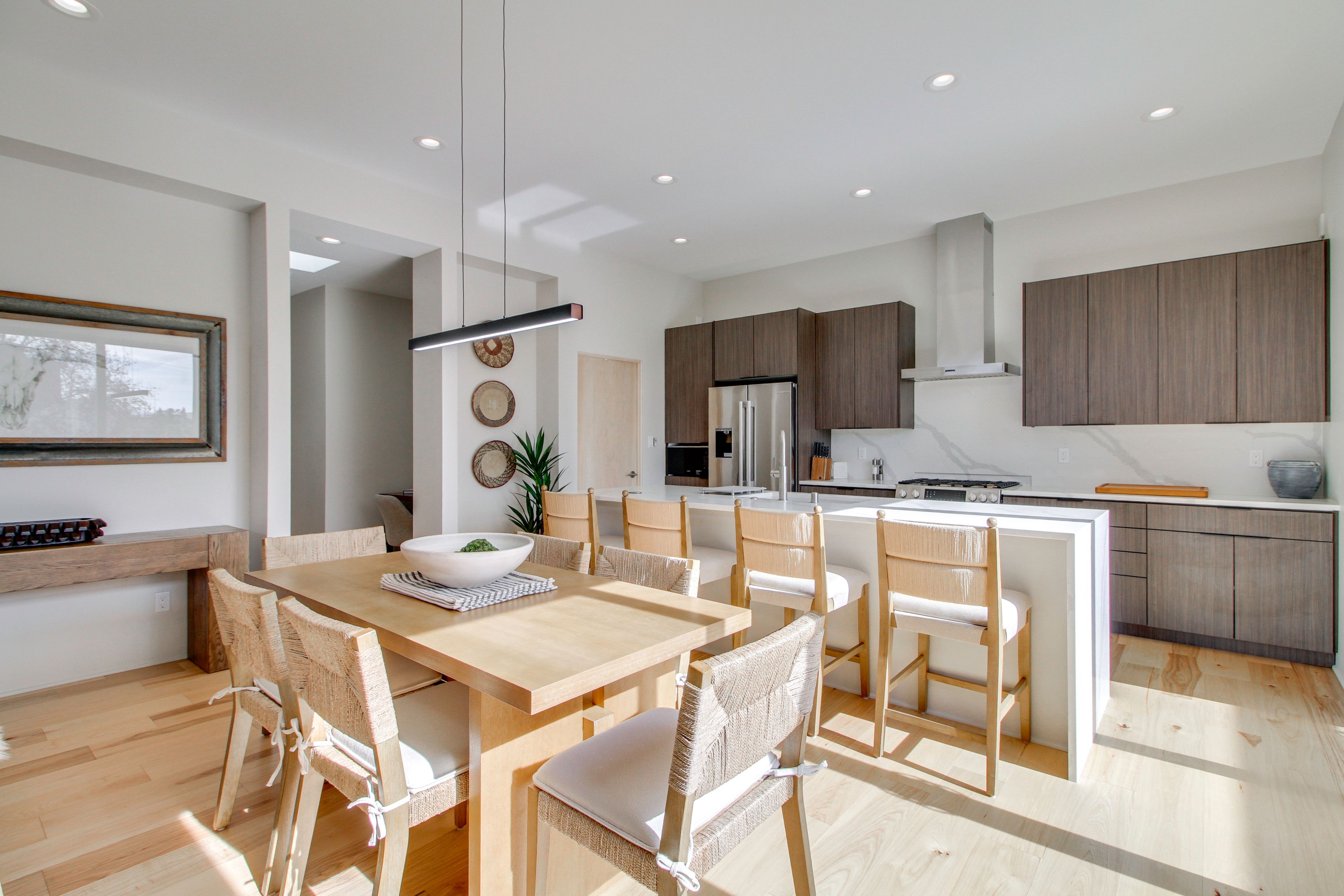 Dining Area & Kitchen