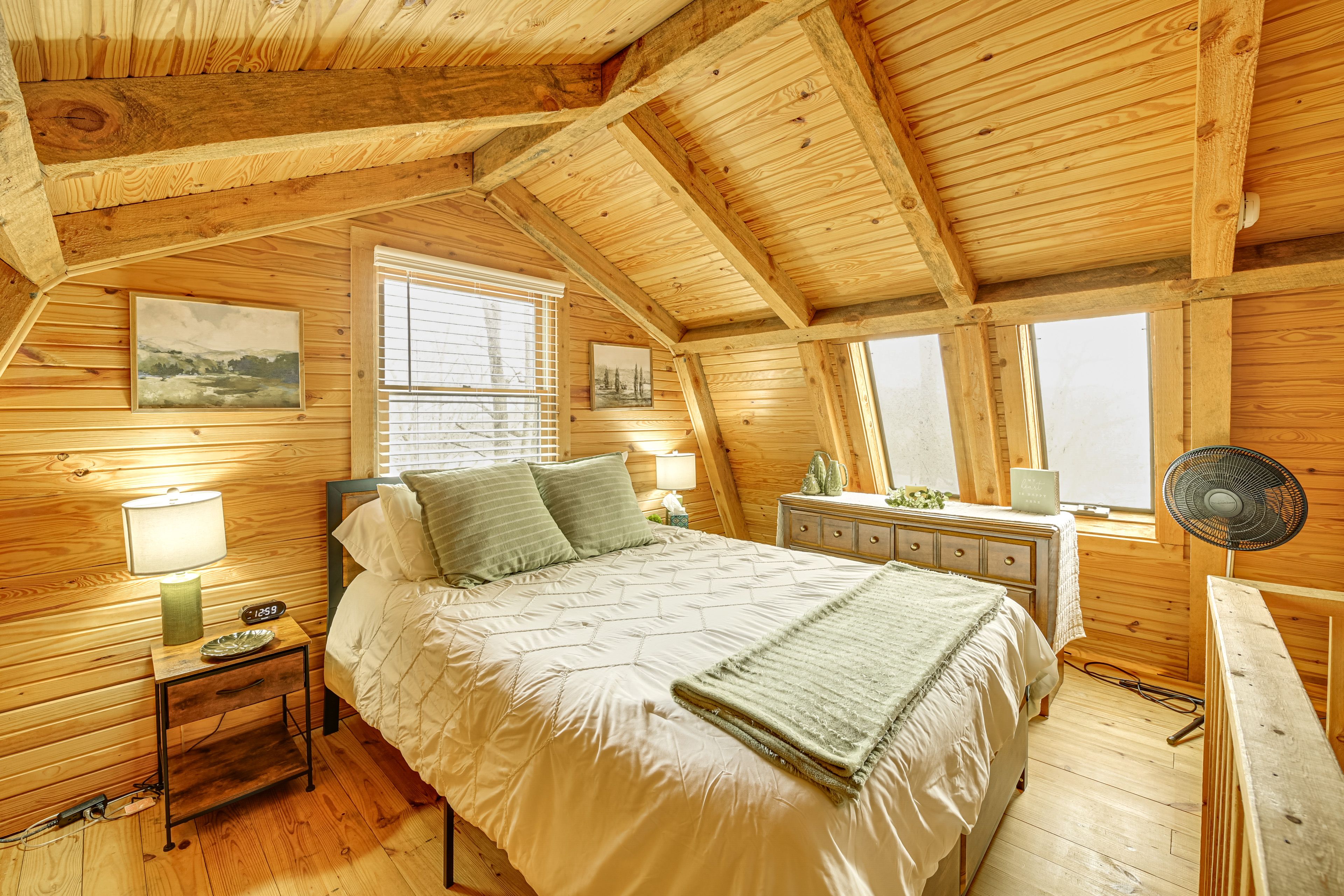 Loft | Queen Bed | 2nd Floor