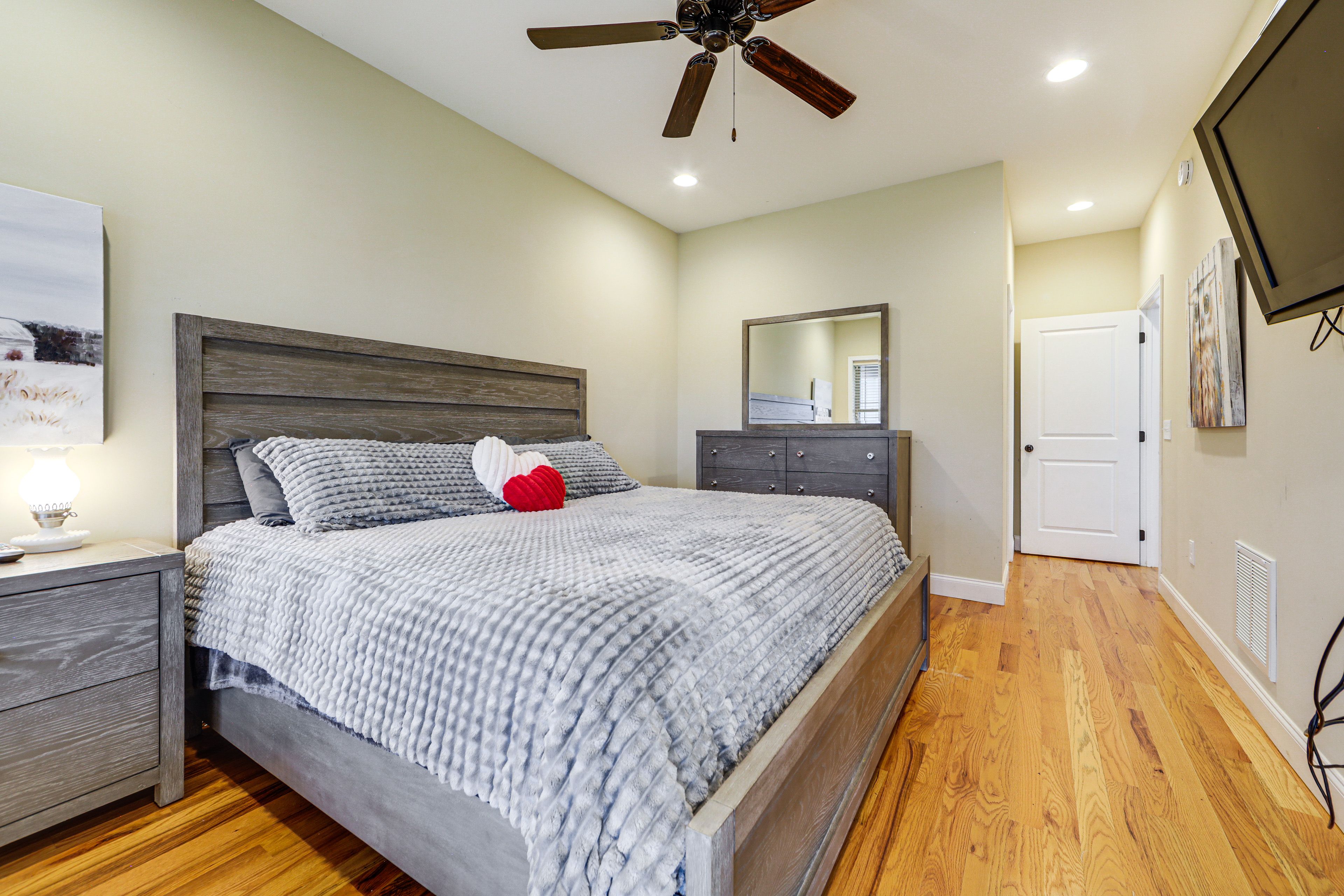 Bedroom 1 | King Bed | En-Suite Bathroom | 1st Floor