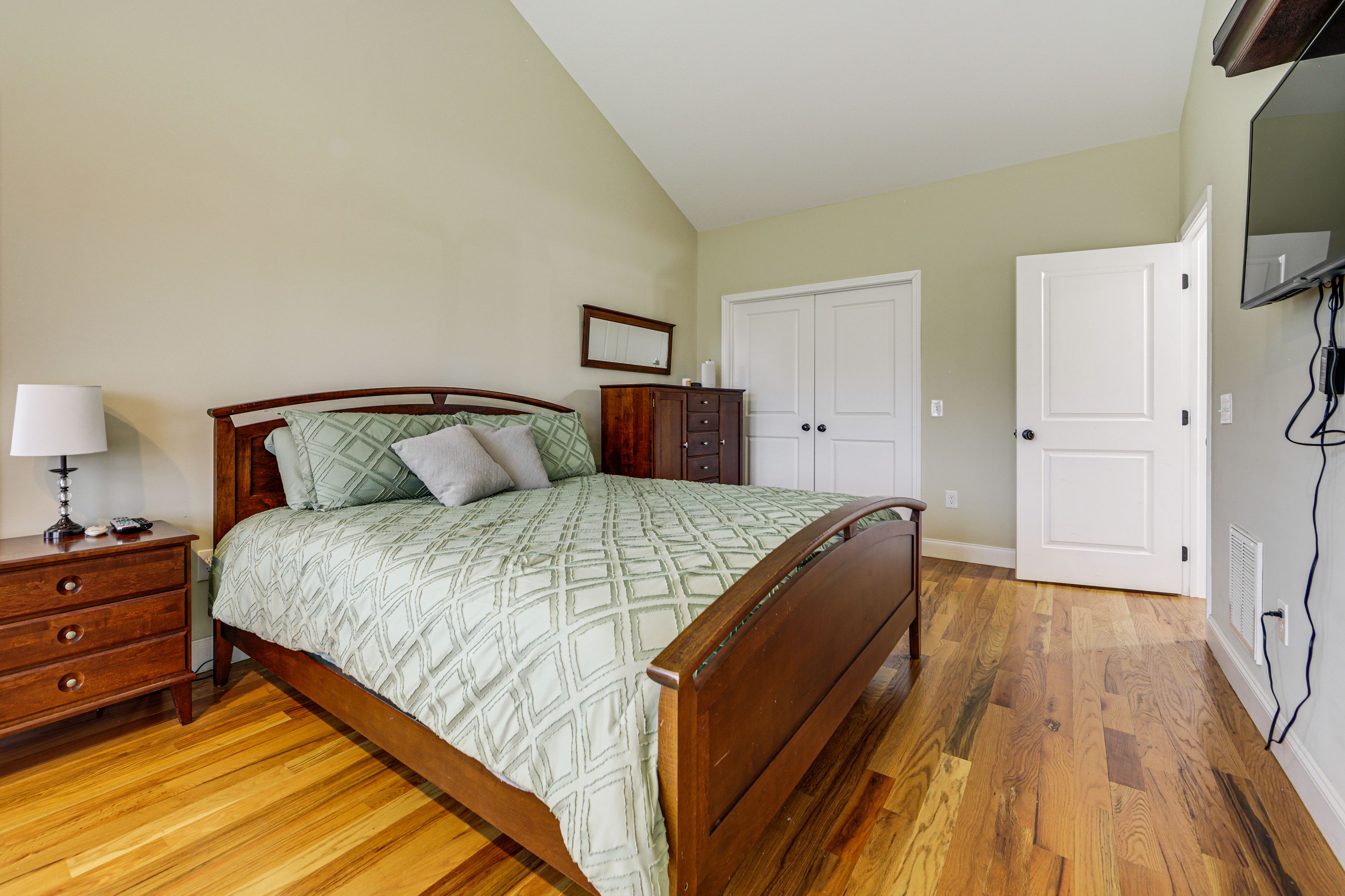 Bedroom 2 | King Bed | Sitting Area | En-Suite Bathroom | 2nd Floor