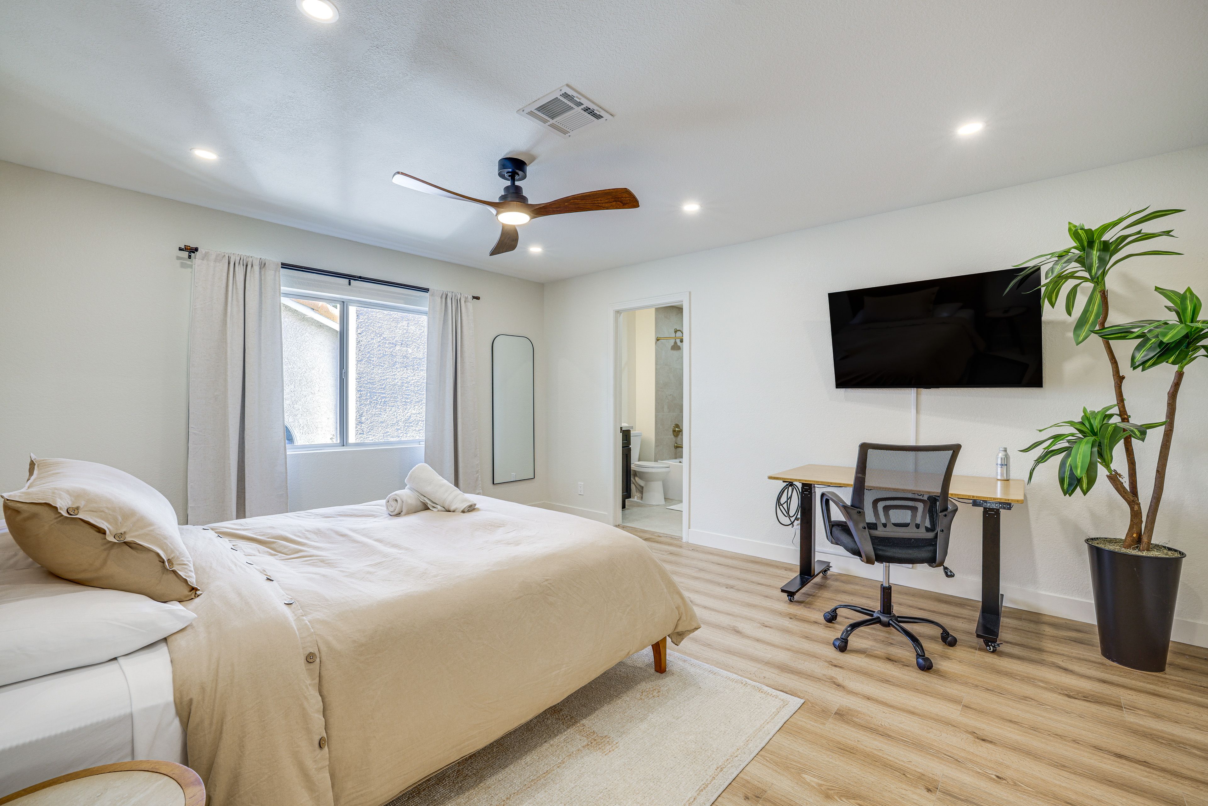 Bedroom 4 | Queen Bed | 2nd Floor