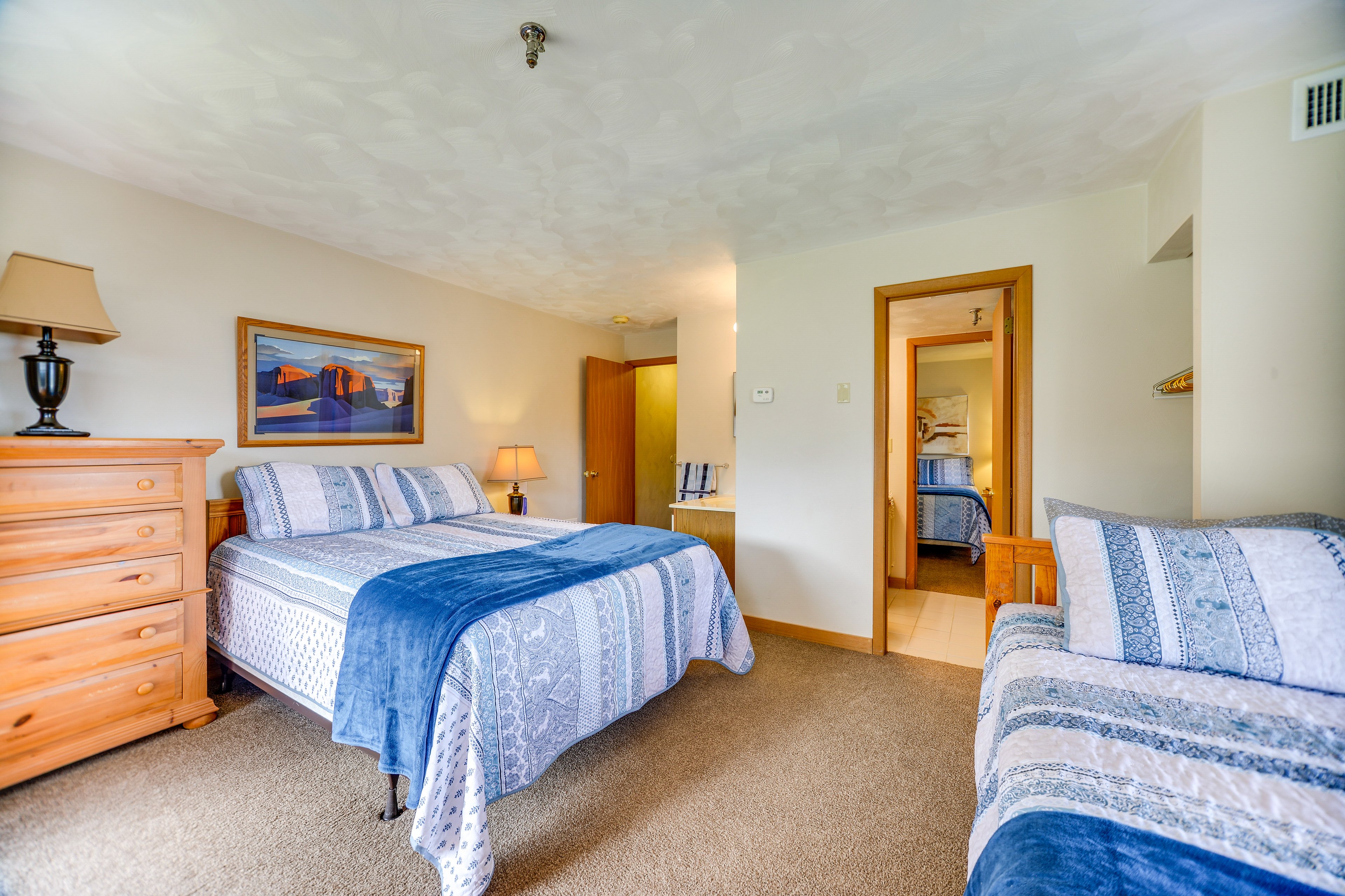 Bedroom 1 | King Bed | Twin Bed