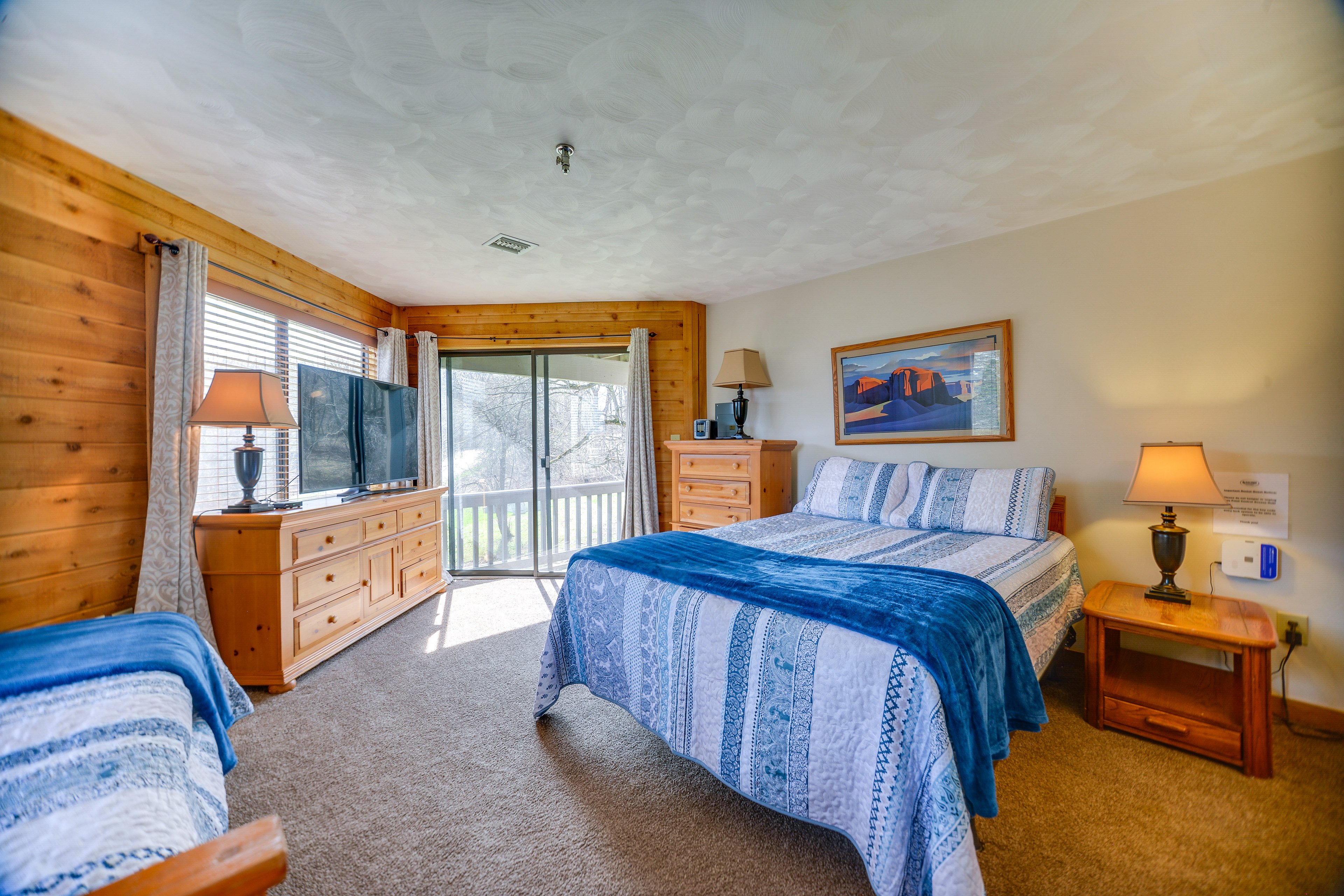 Bedroom 1 | King Bed | Twin Bed