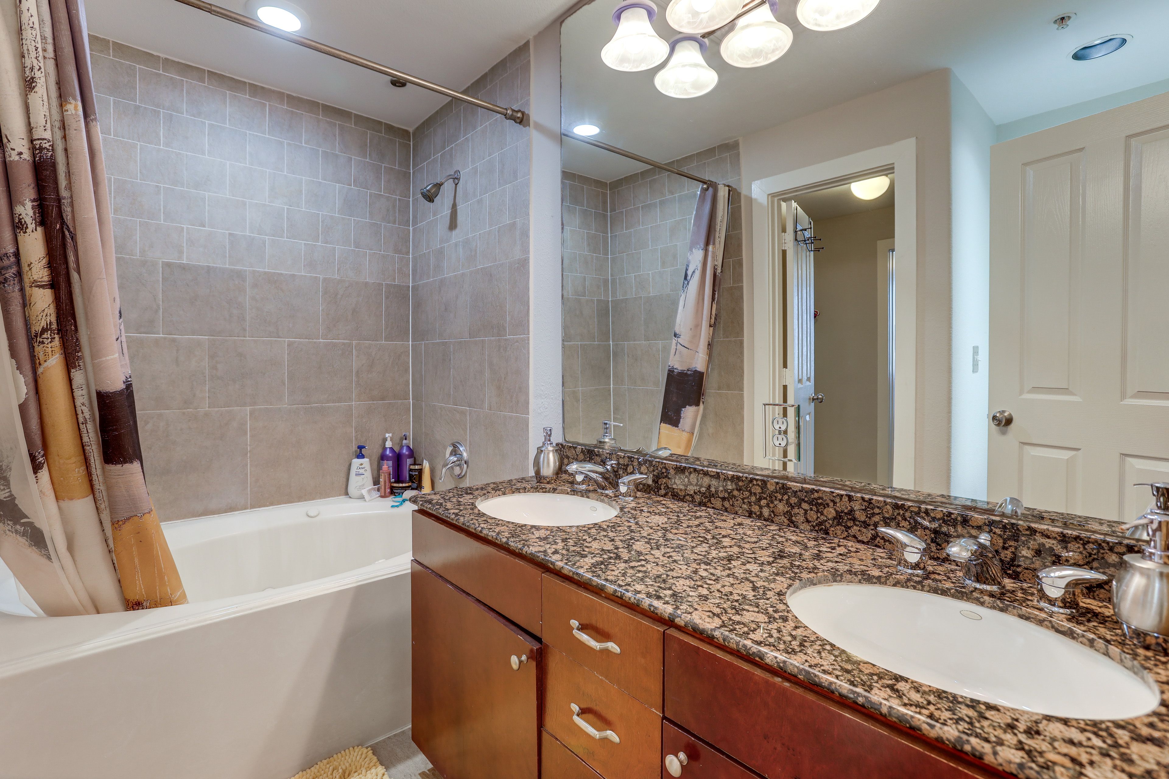En-Suite Bath | 2nd Floor