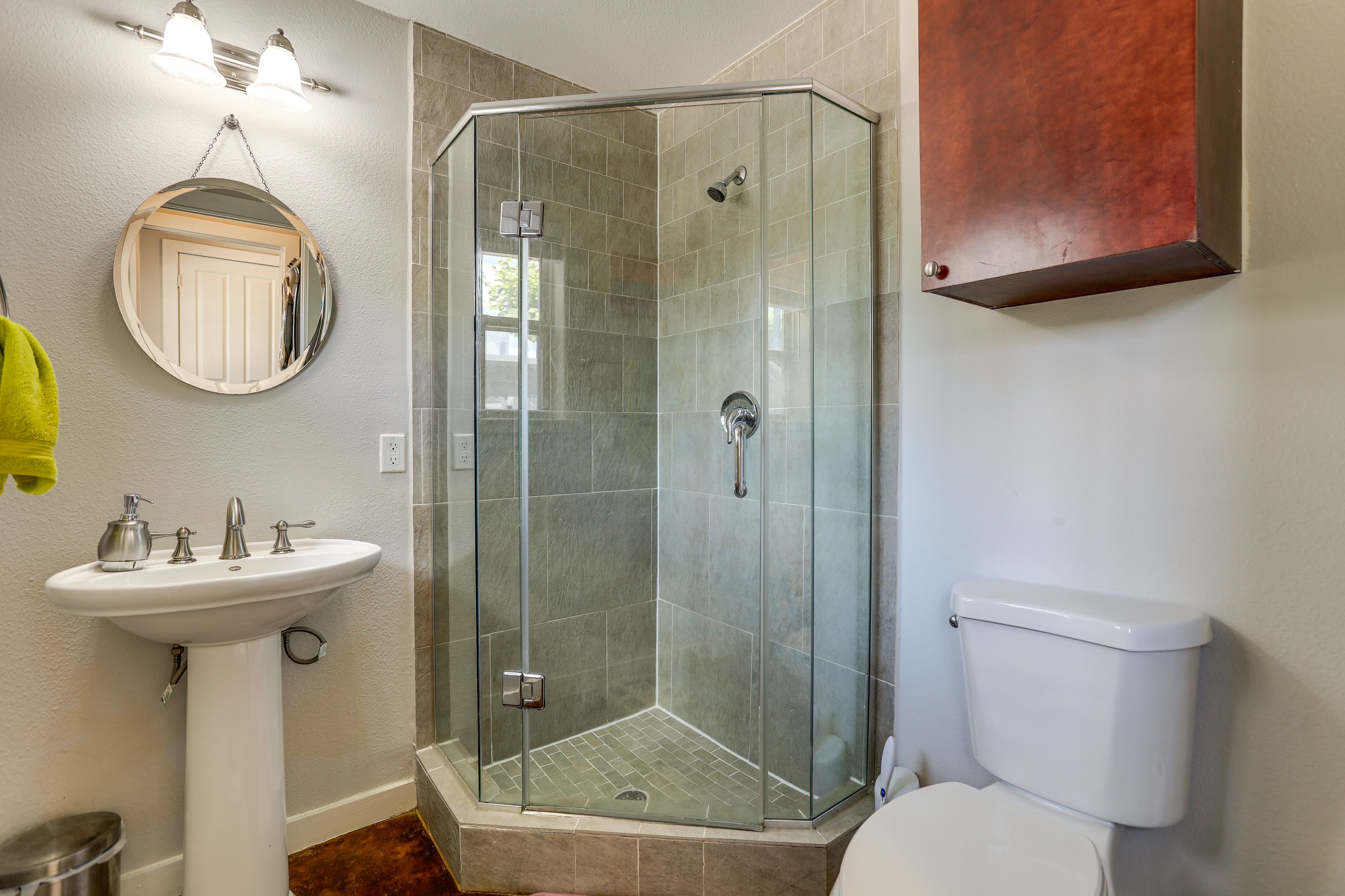 Full Bath | 2nd Floor
