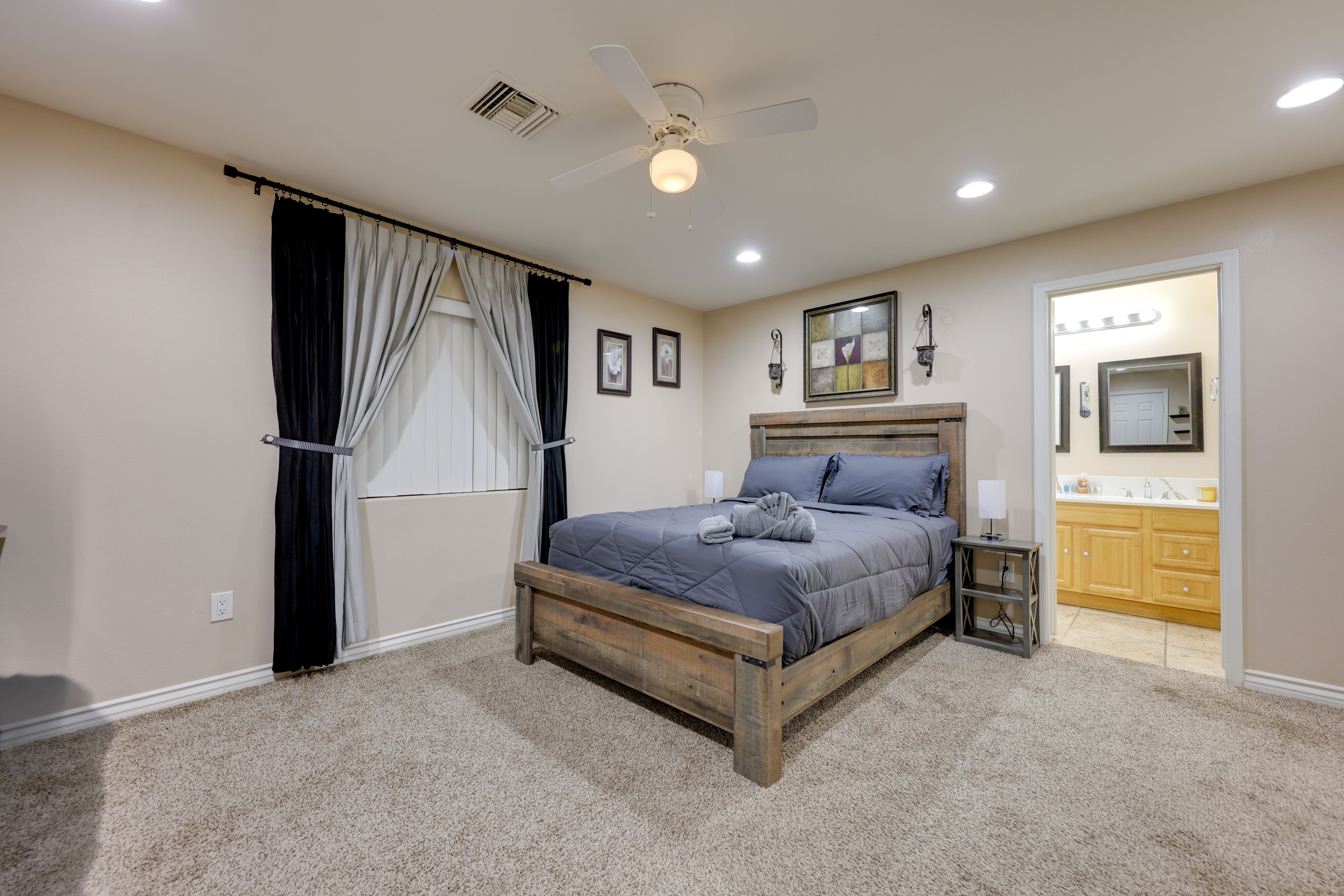 Bedroom 1 | Queen Bed