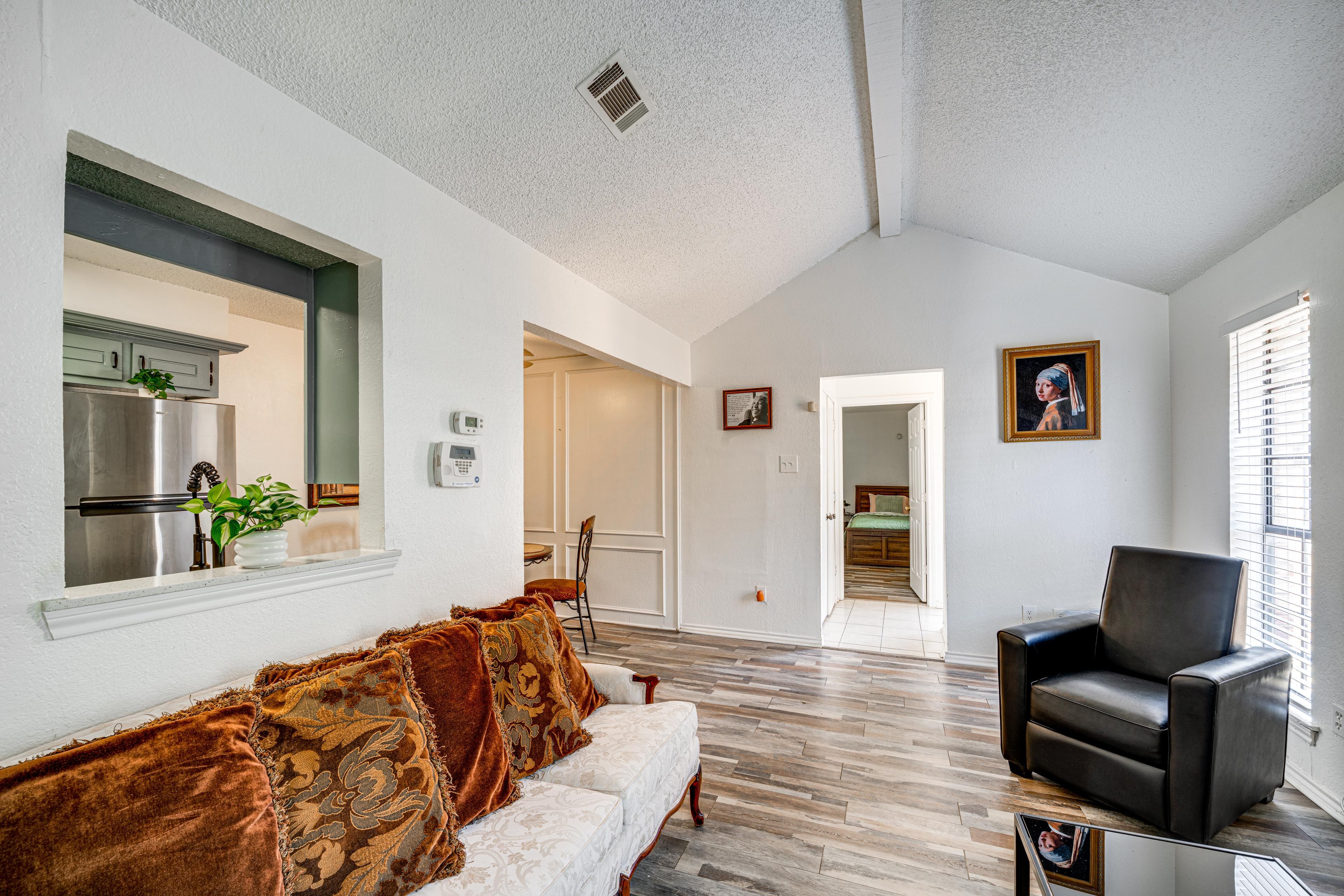 Dallas Vacation Rental | 2BR | 2BA | 972 Sq Ft