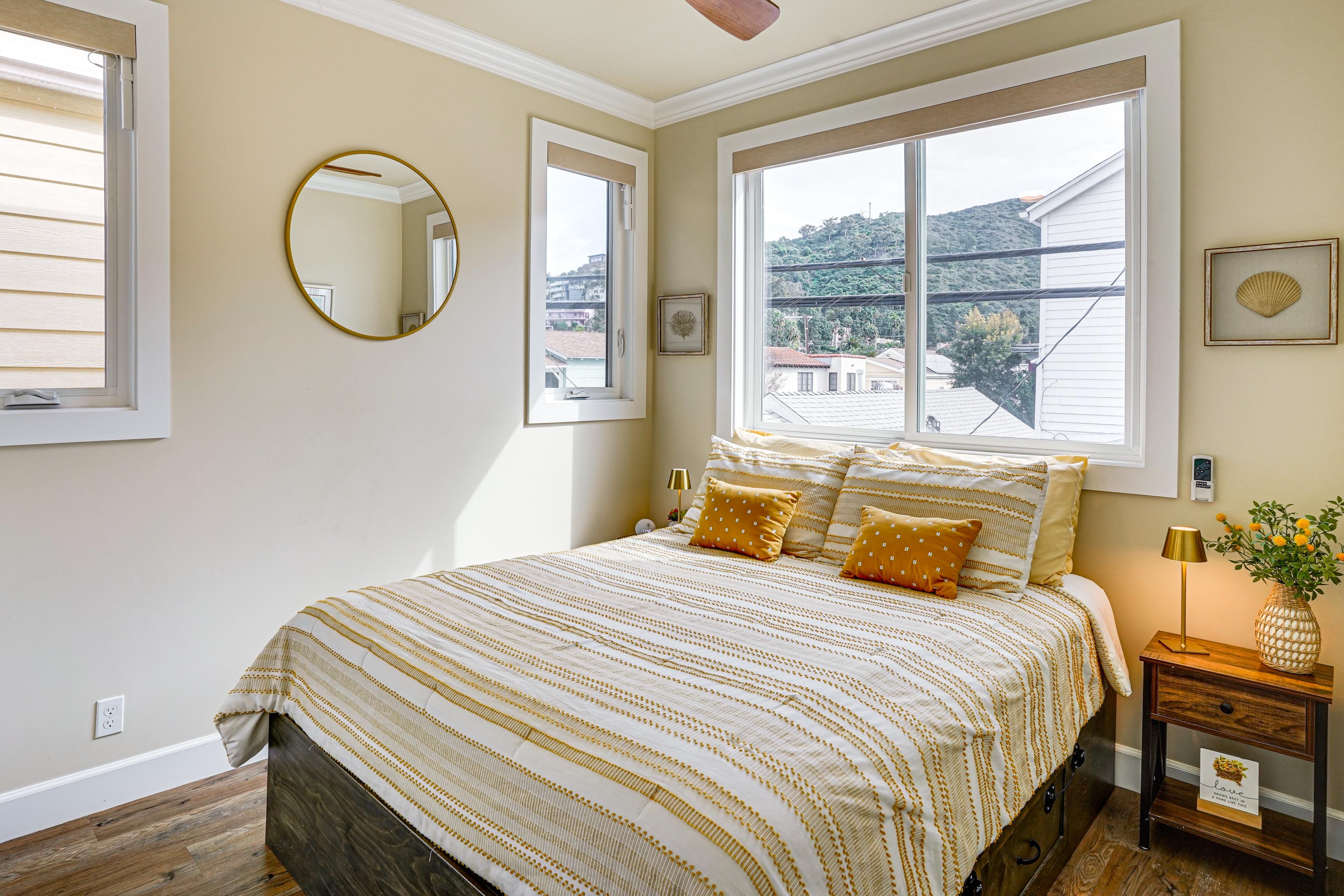 Bedroom 1 | Queen Bed