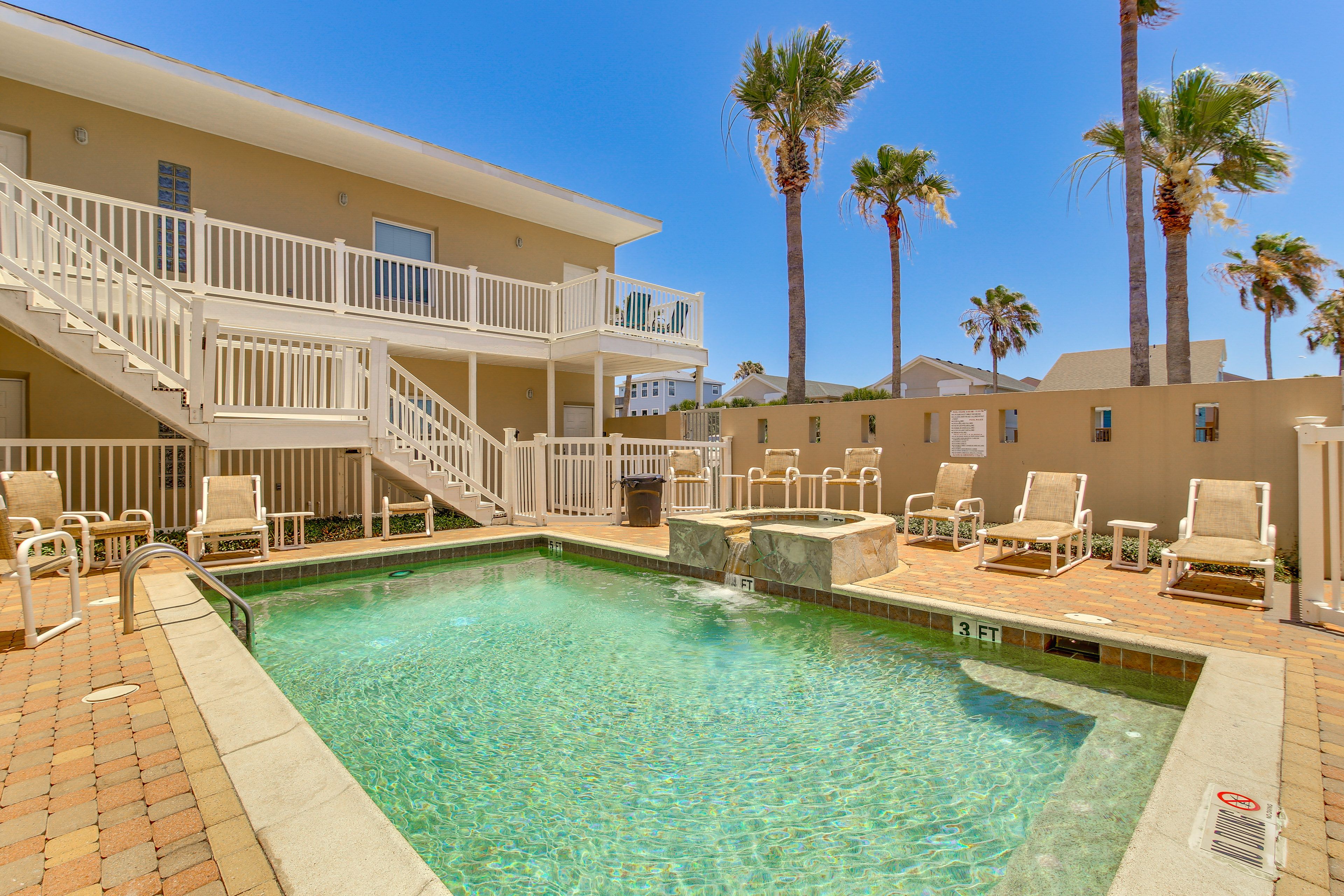 Los Cabos III Condominiums | Community Pool | Walking Distance to Restaurants