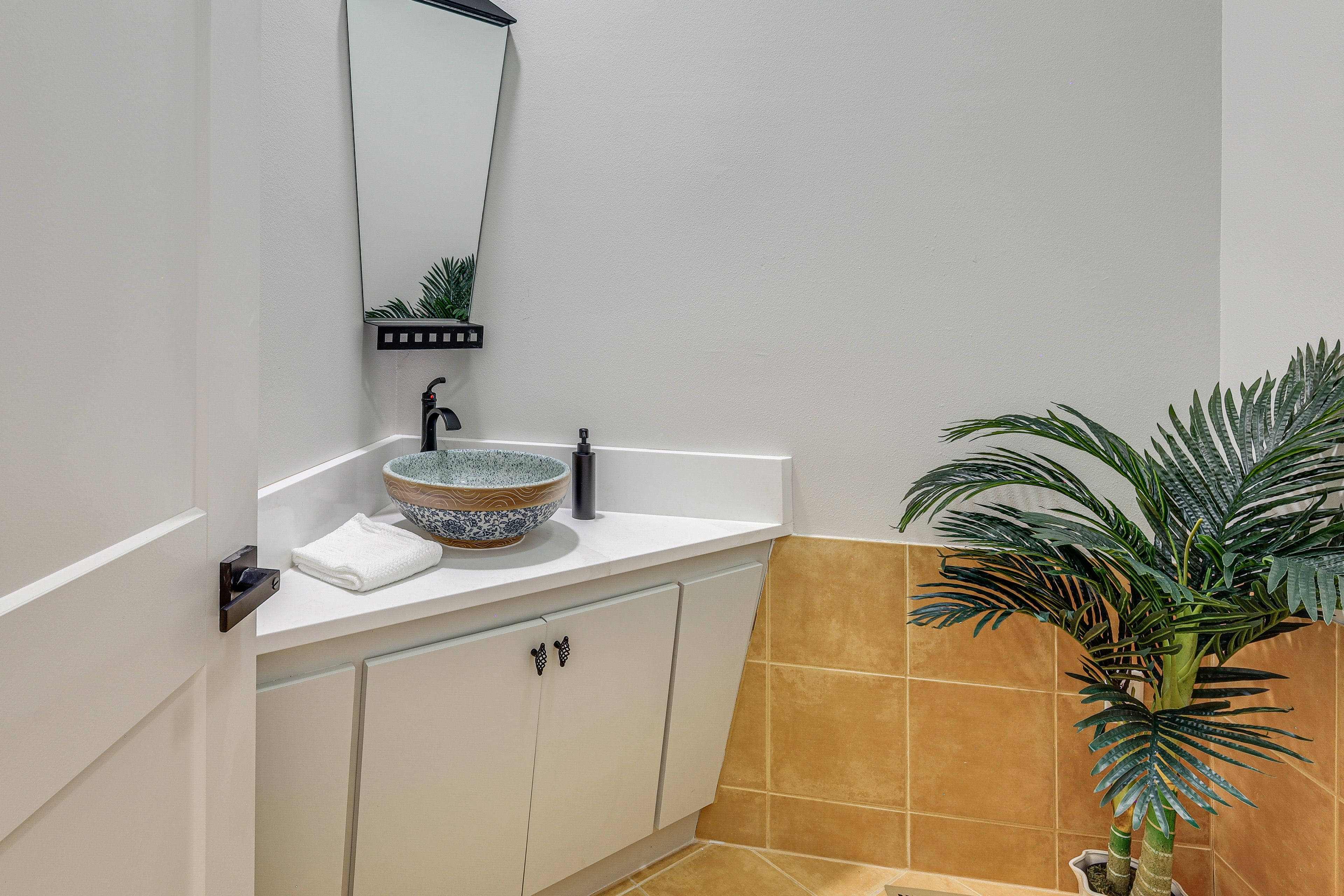 Half Bathroom | 1st Floor