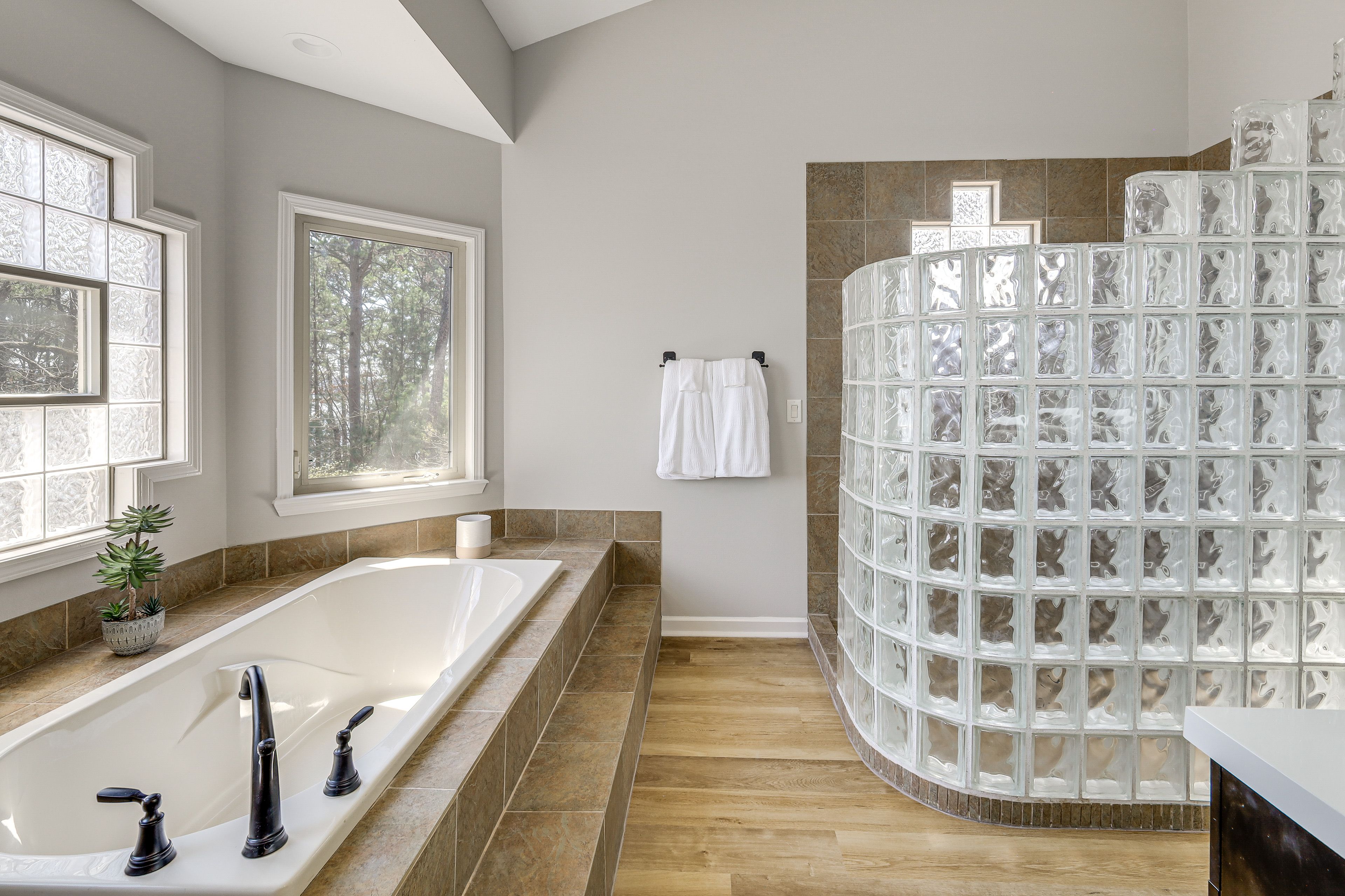 En-Suite Bathroom | 1st Floor