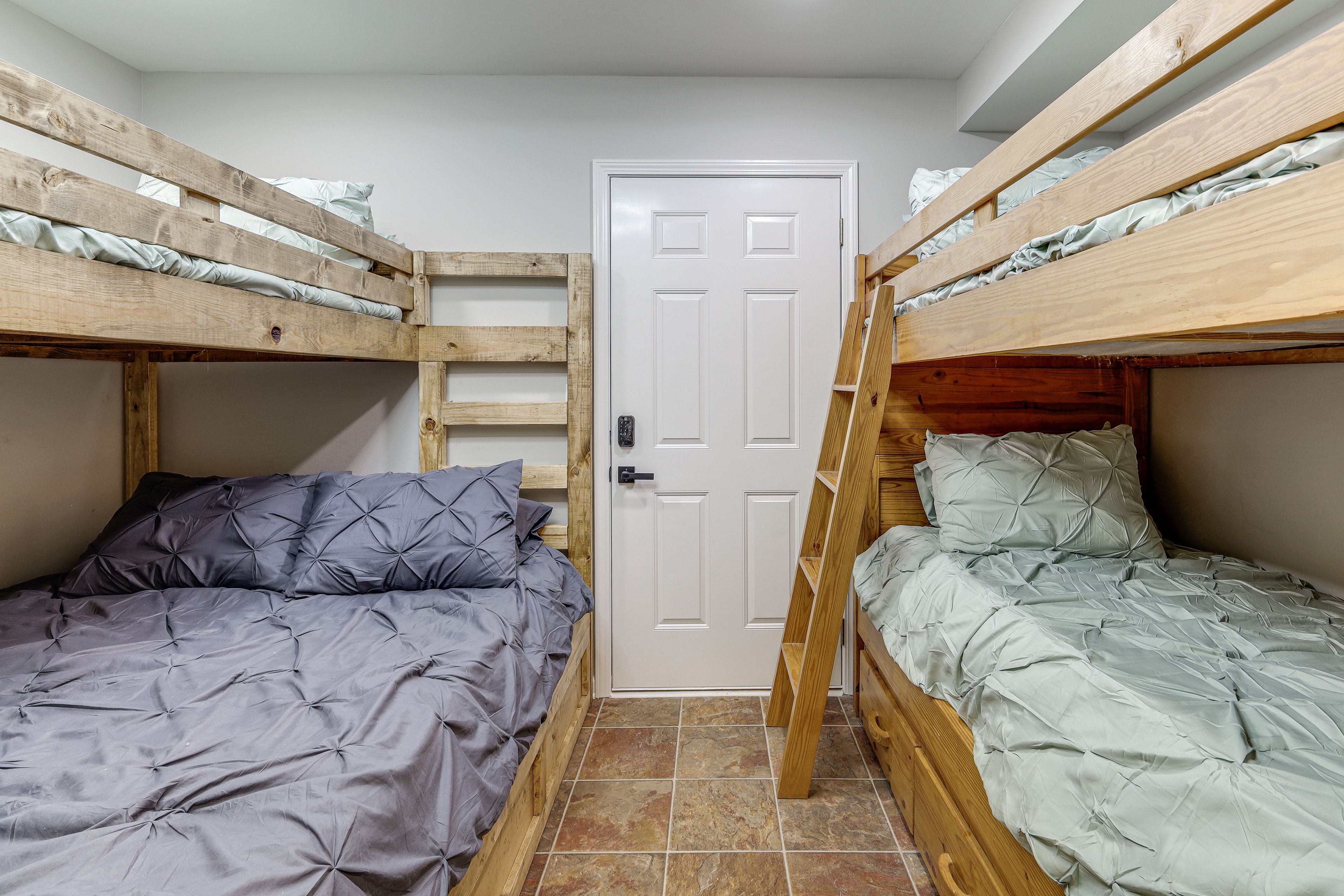 Sleeping Nook | Twin Bunk Bed | Twin/Full Bunk Bed | Basement