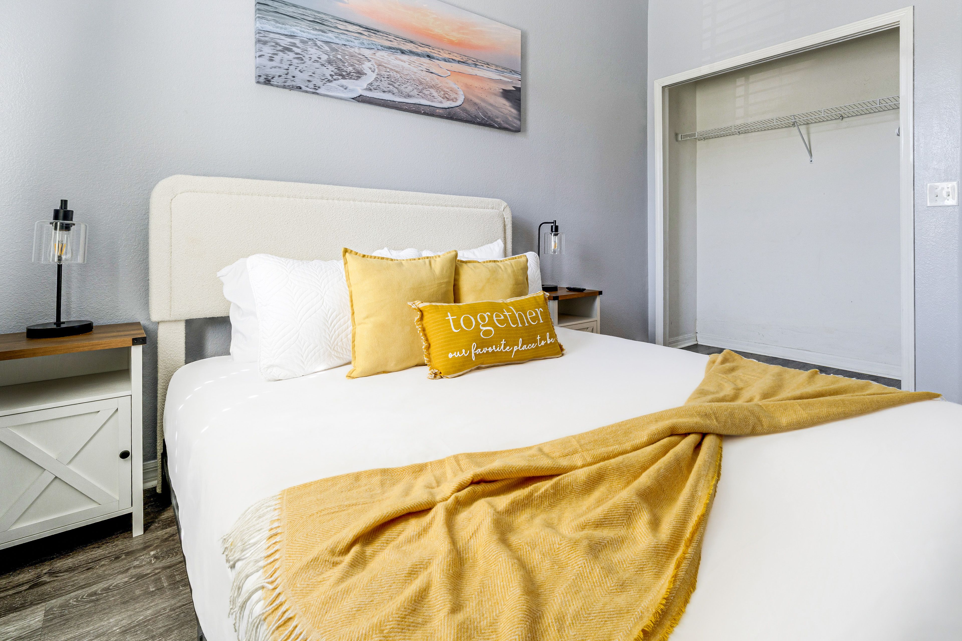 Bedroom | Queen Bed | Smart TV | 1st Floor