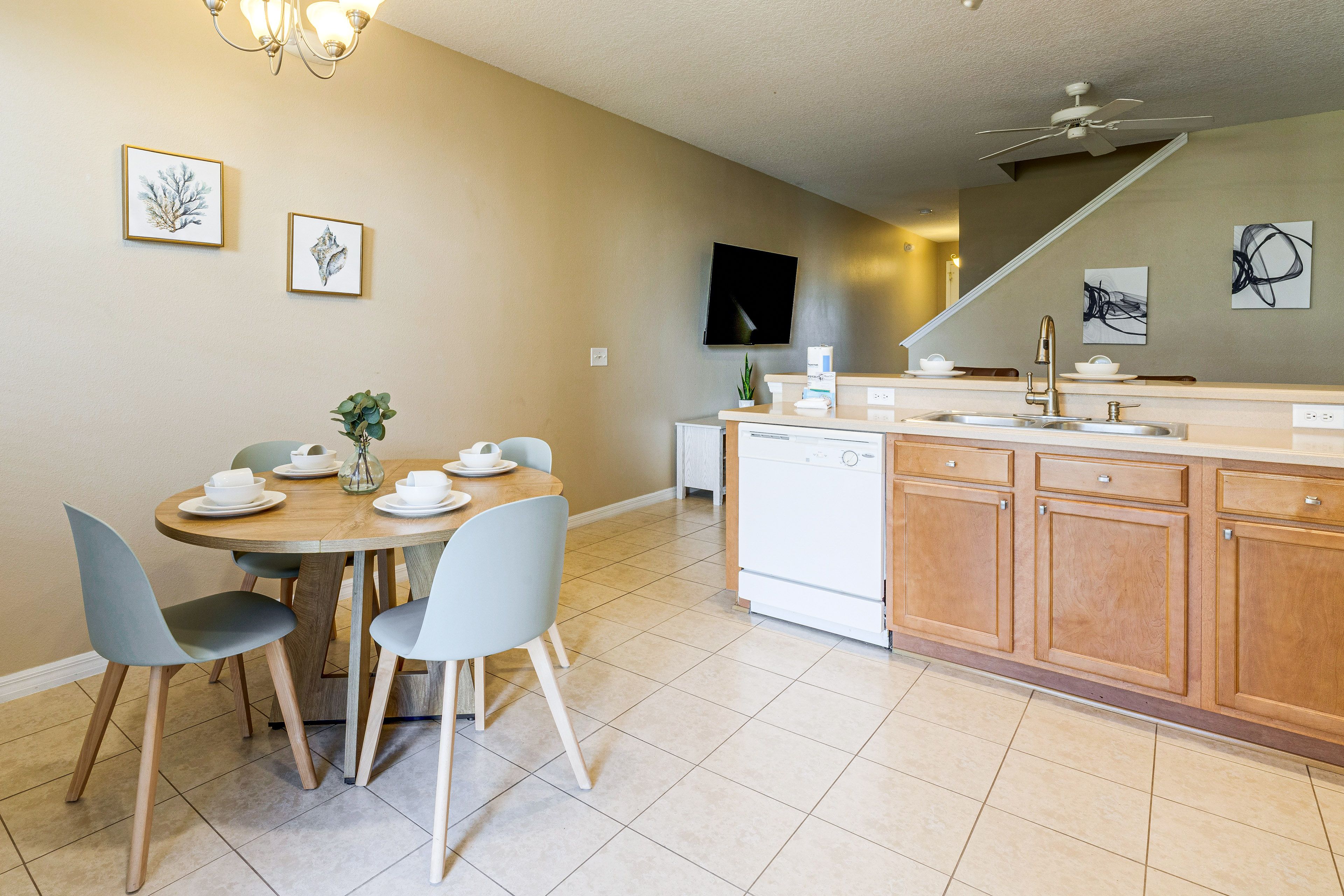 Dining Area | Dishware/Flatware Provided | 1st Floor