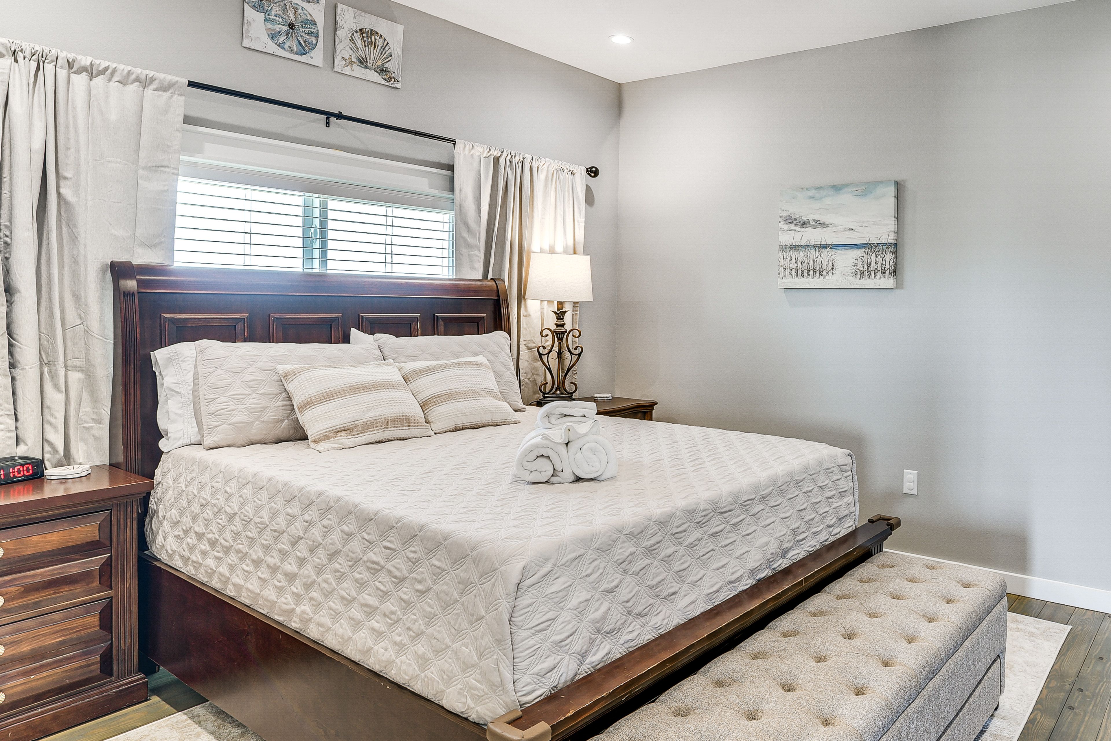 Bedroom 1 | Queen Bed | Main Floor