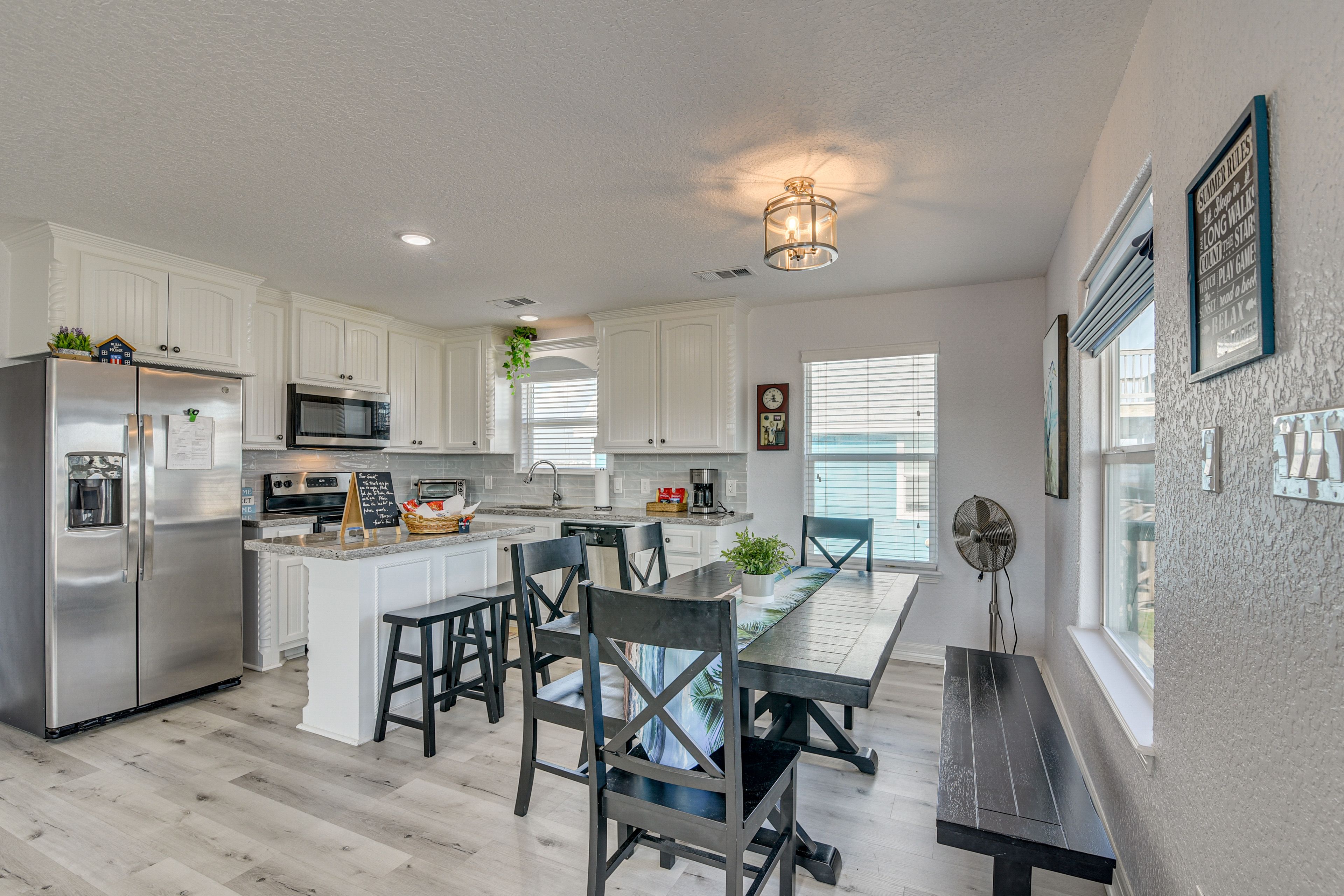Dining Area & Kitchen