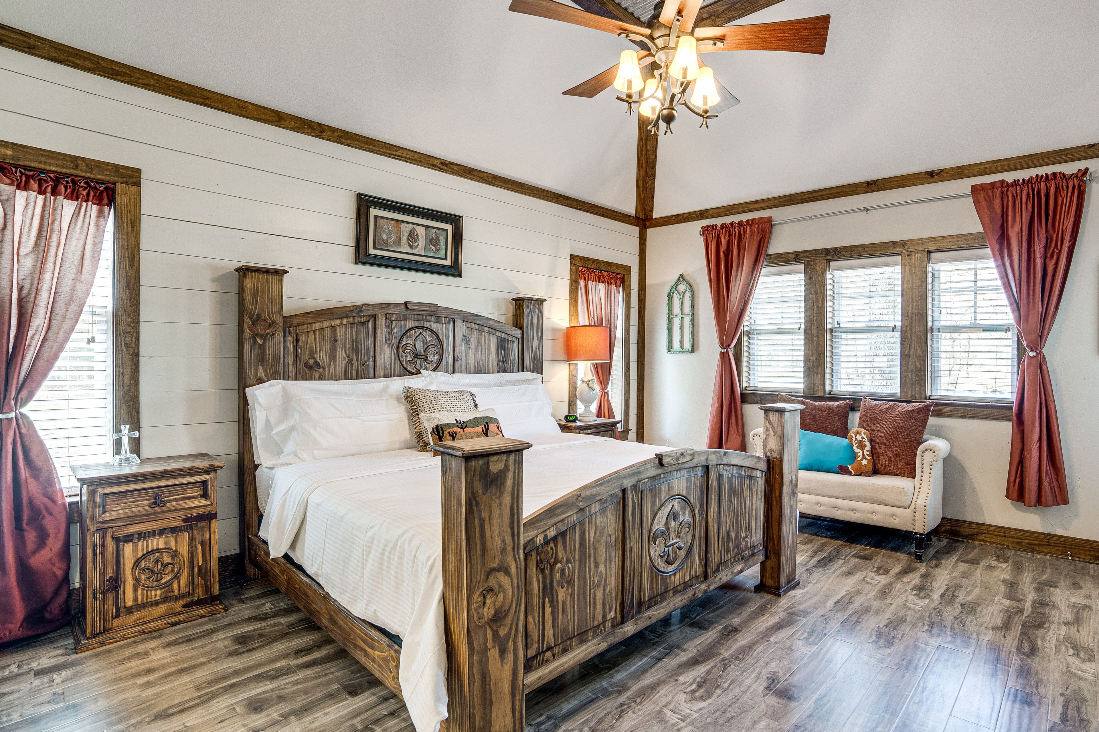 Bedroom 1 | King Bed | 1st Floor