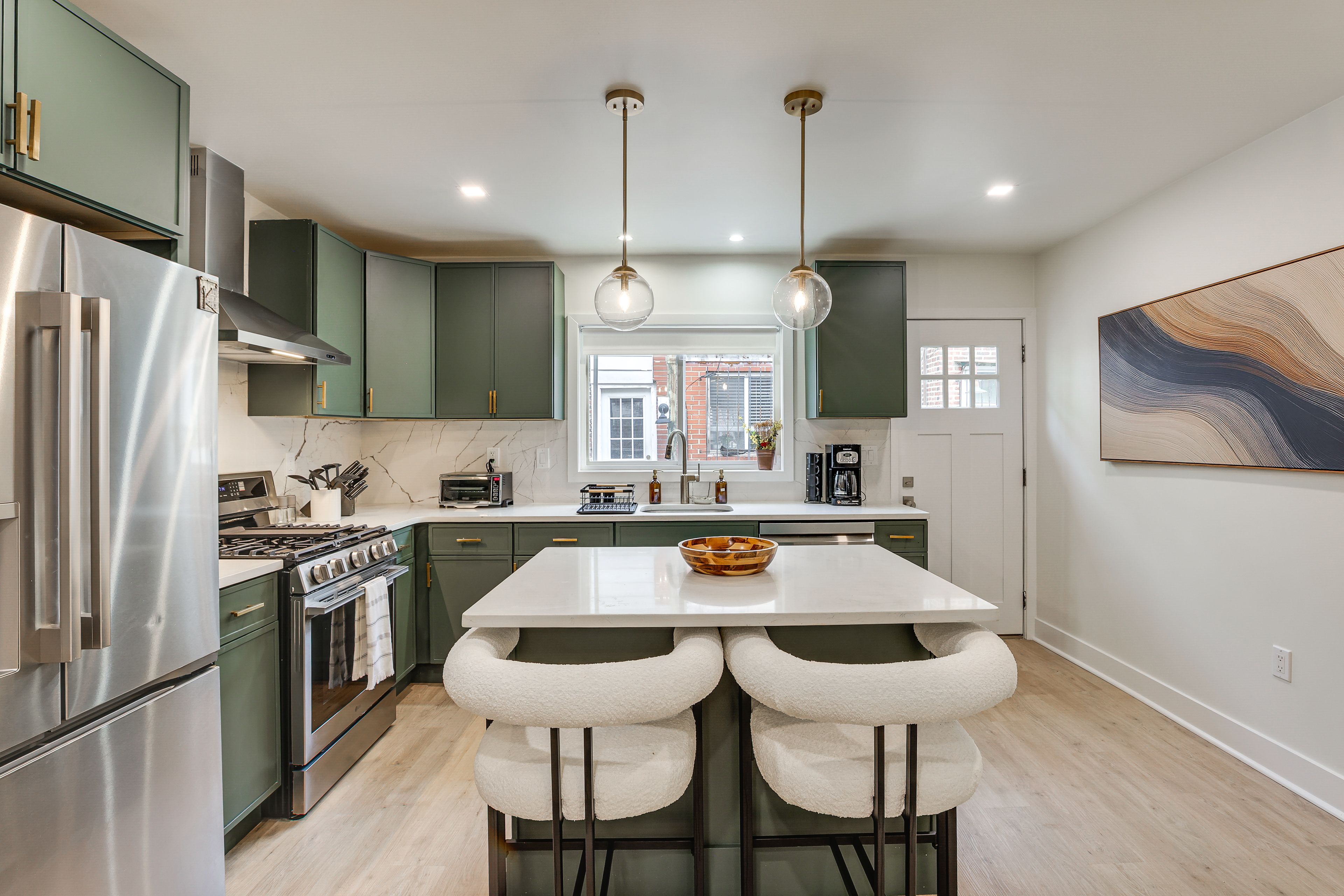 Well-Equipped Kitchen | Breakfast Bar
