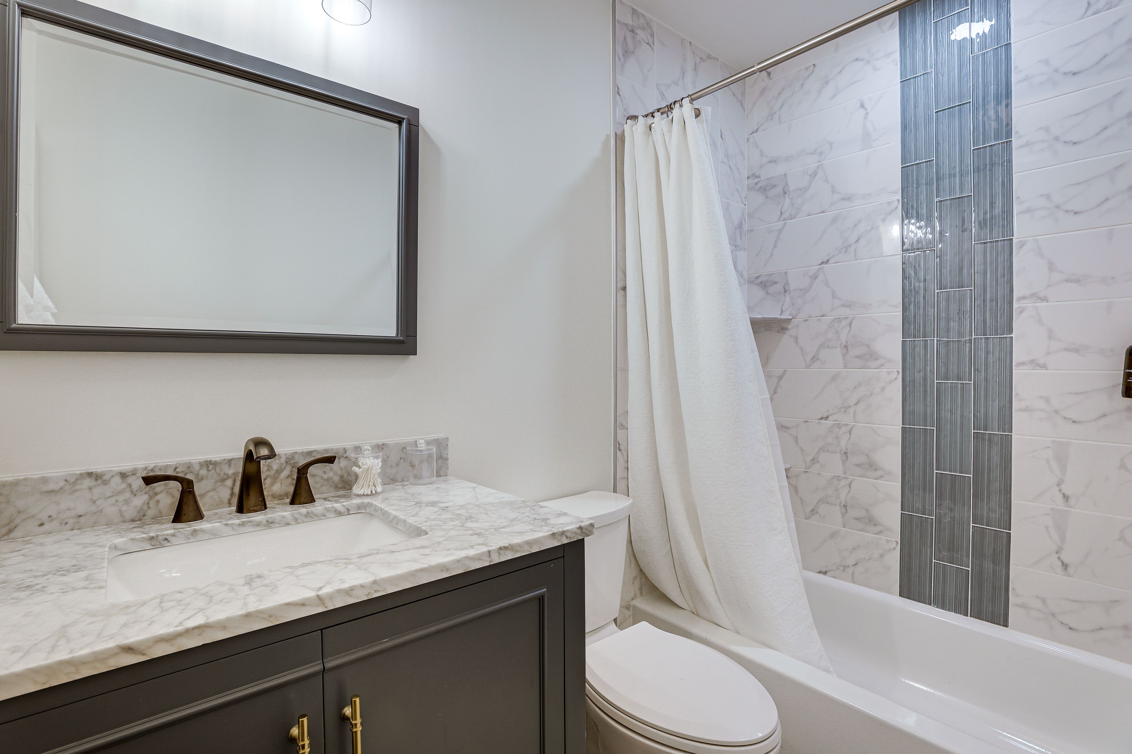Full Bathroom | 2nd Floor