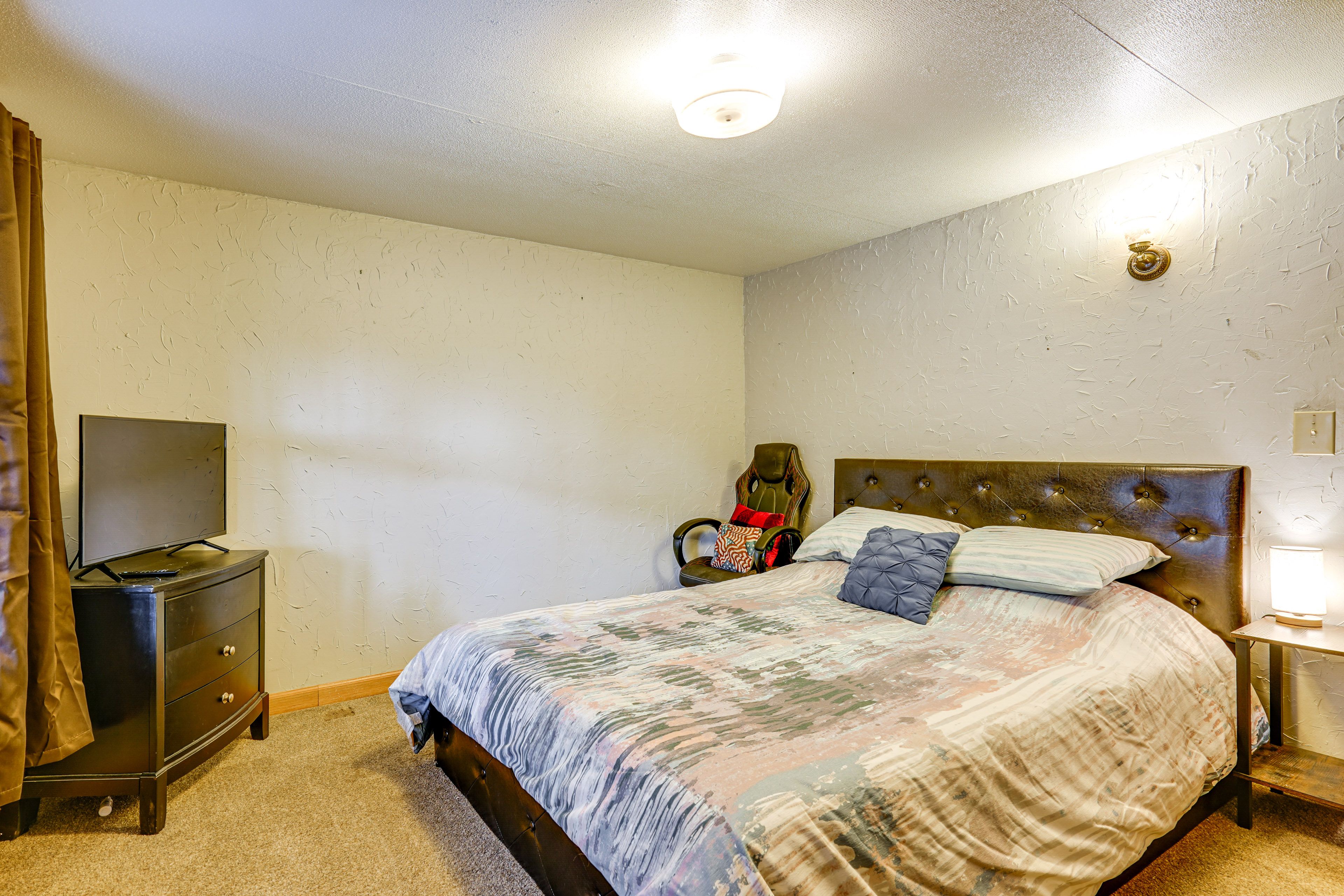 Bedroom 1 | Queen Bed