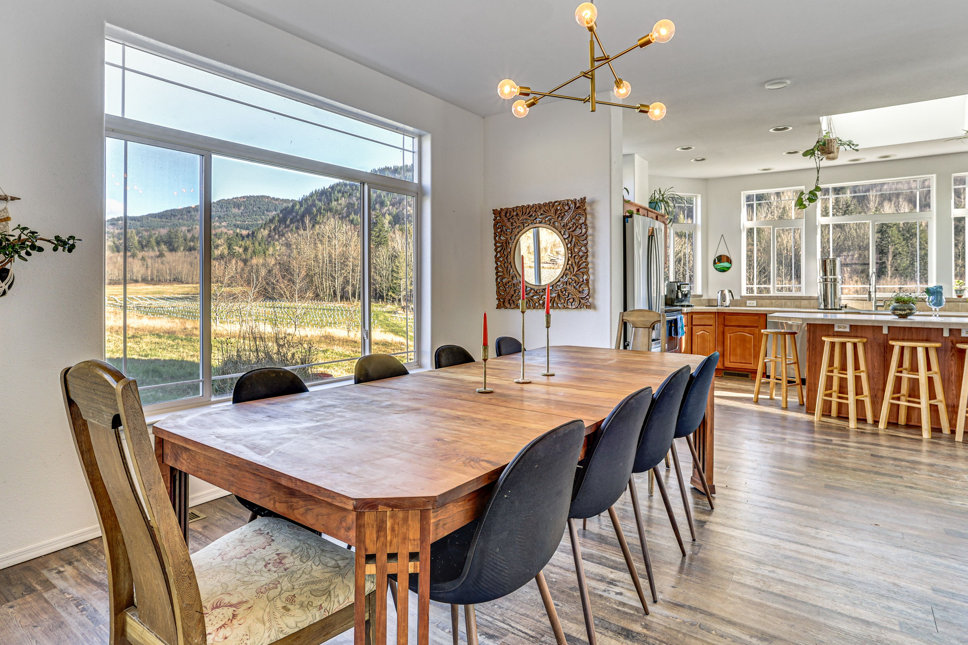 Dining Area | Dishes & Flatware Provided