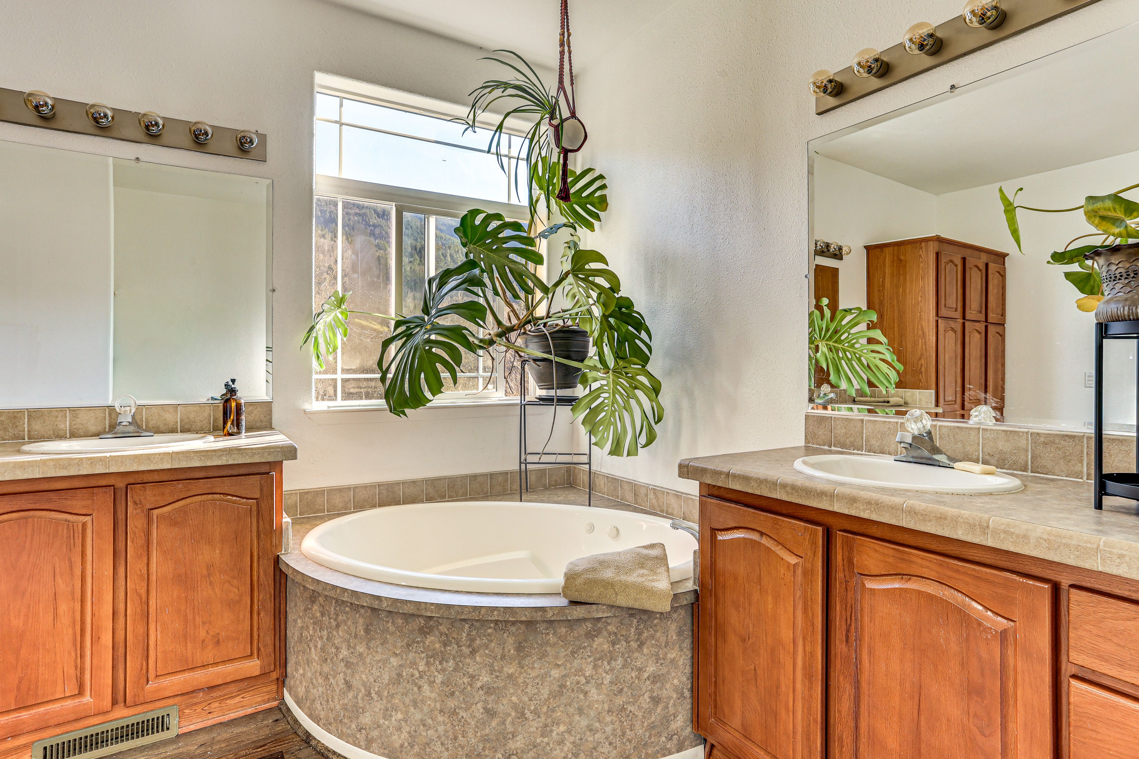 En-Suite Bathroom | Soaking Tub | Shower