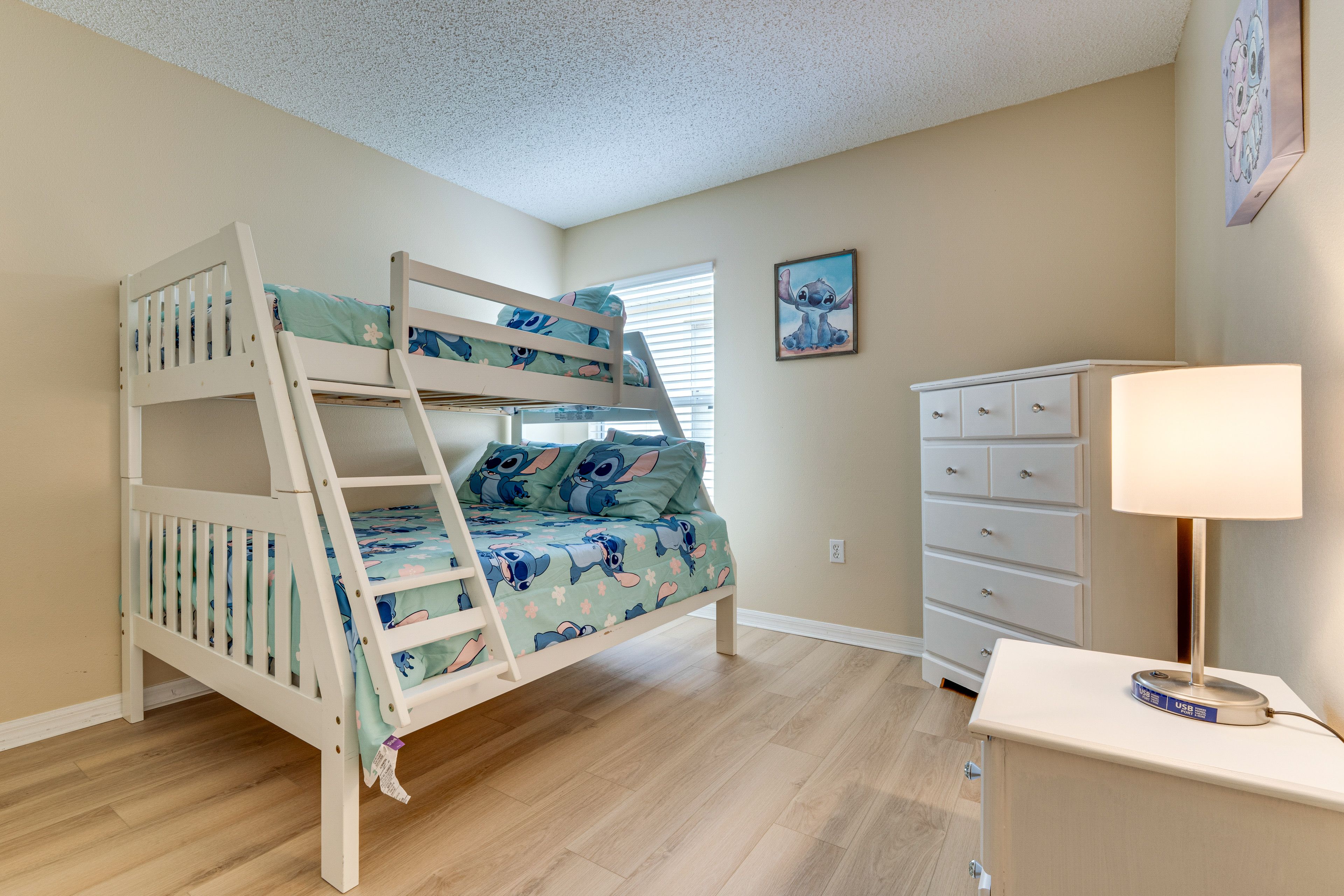 Bedroom 3 | Twin/Full Bunk Bed