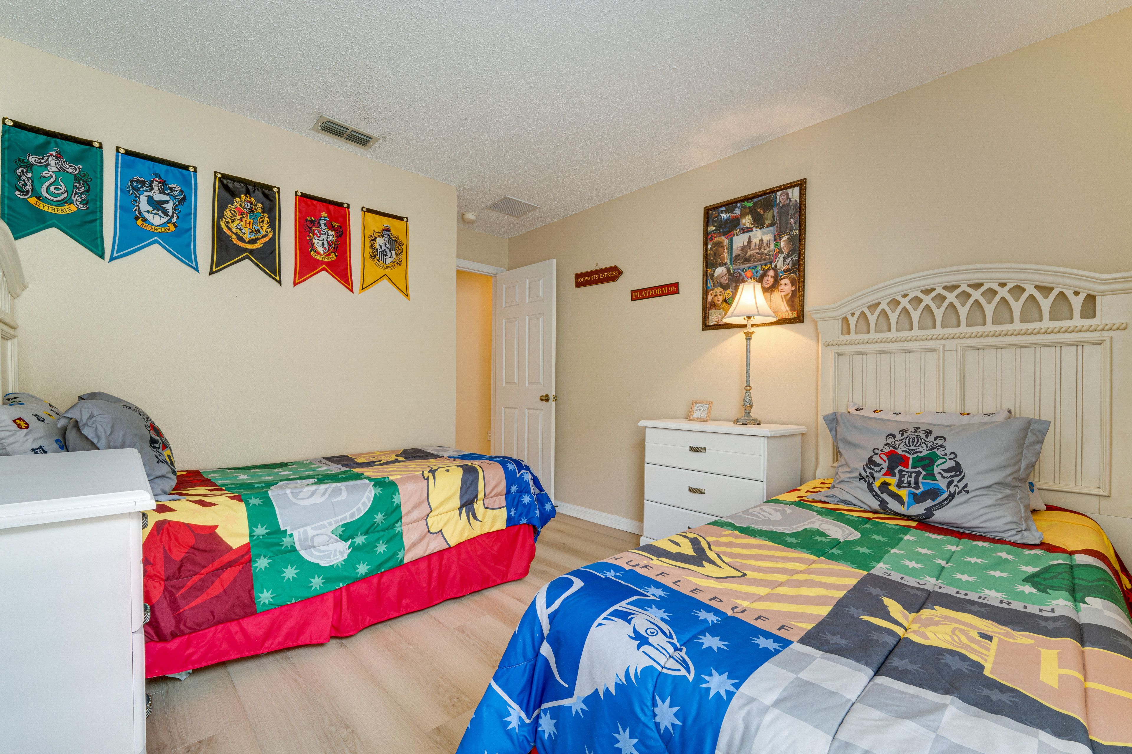 Bedroom 4 | 2 Twin Beds