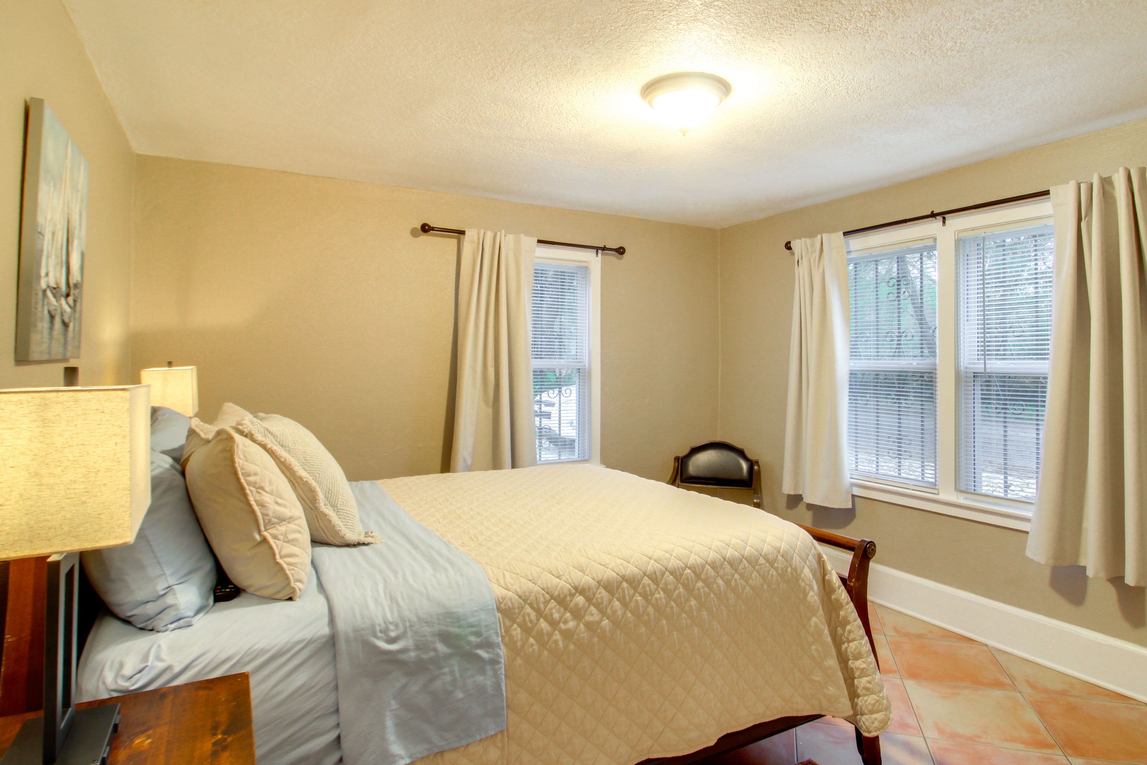 Bedroom 1 | Queen Bed