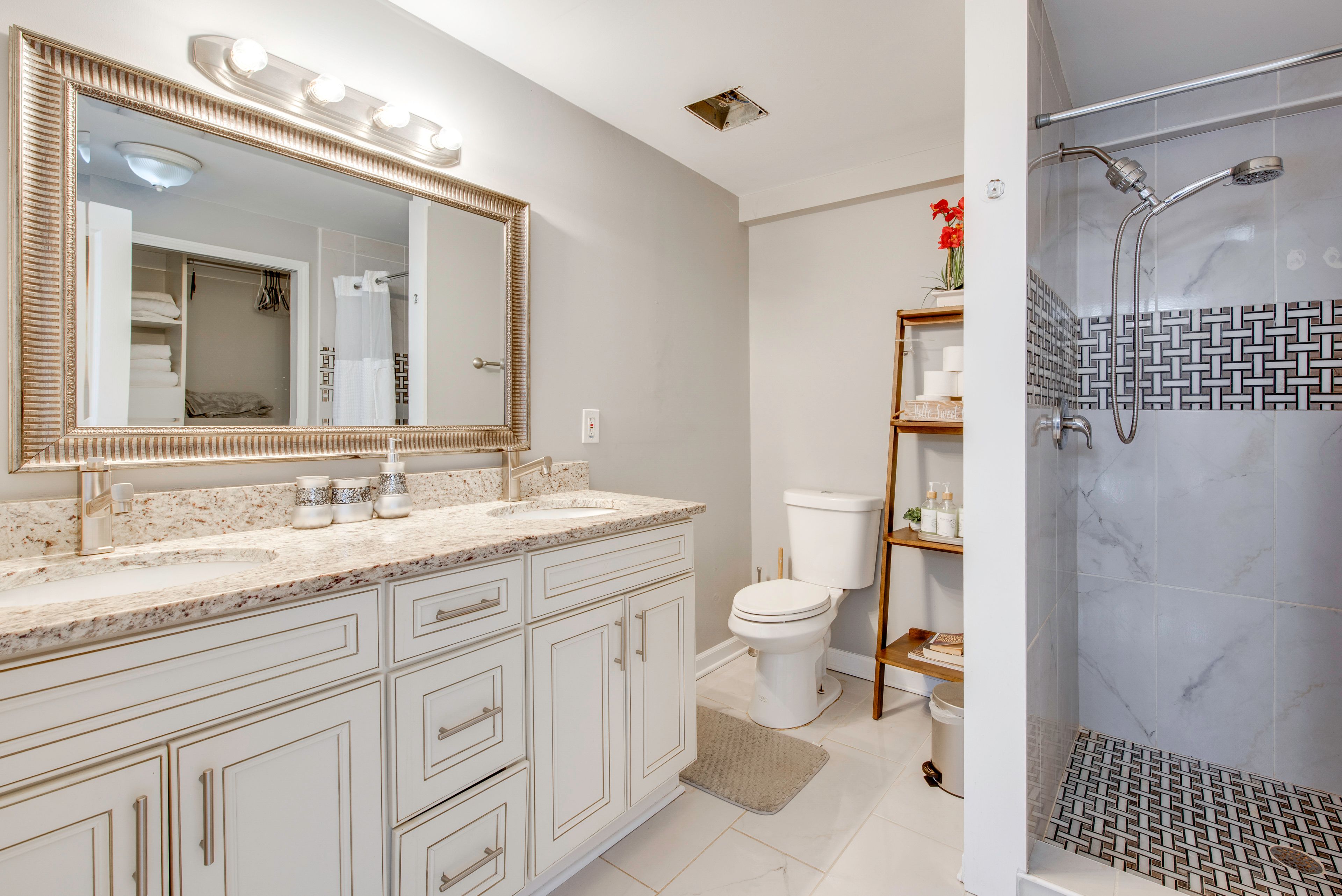 Full Bathroom | Complimentary Toiletries | Towels Provided