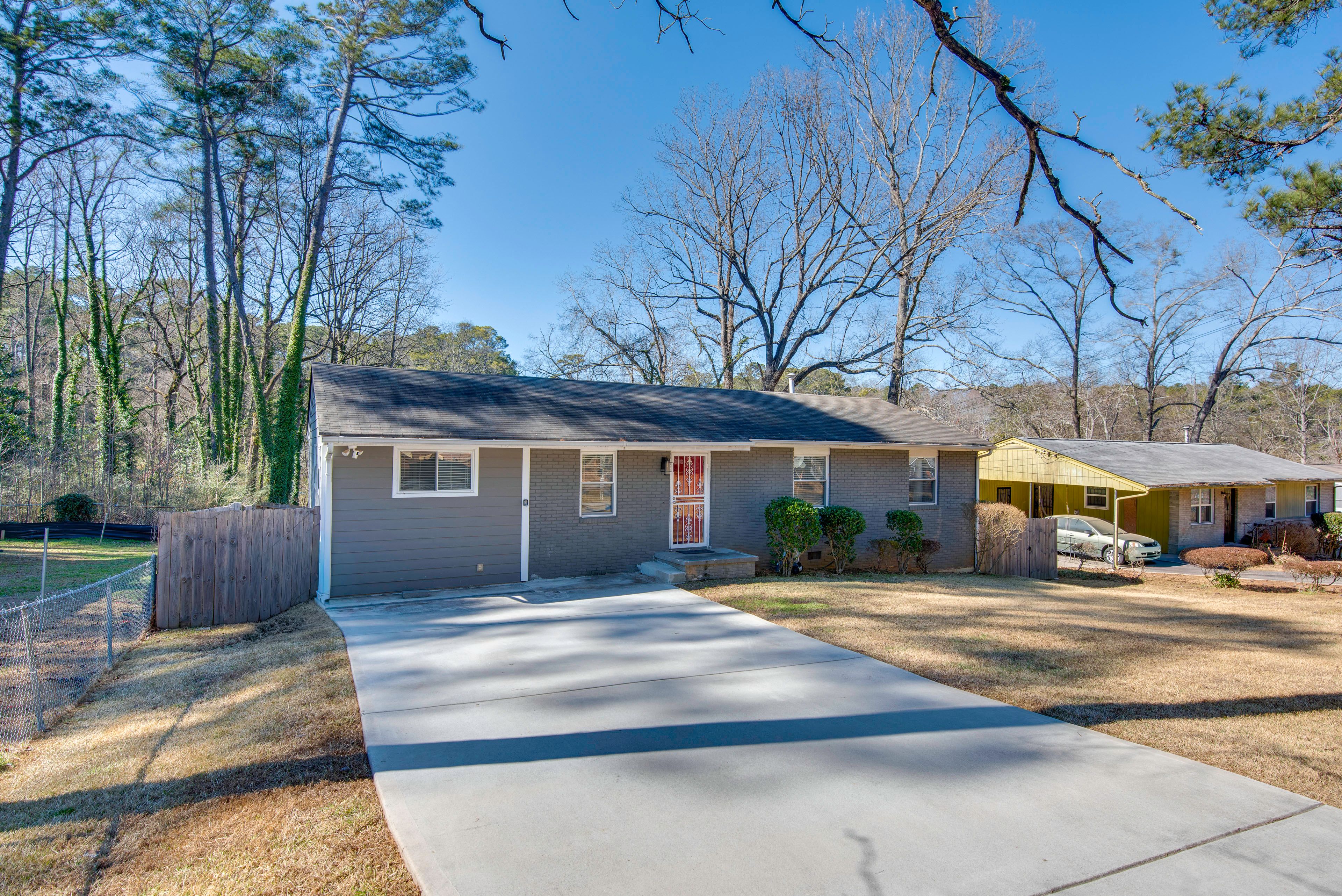 Parking | Driveway (1 Vehicle) | Trailer Parking Allowed On-Site