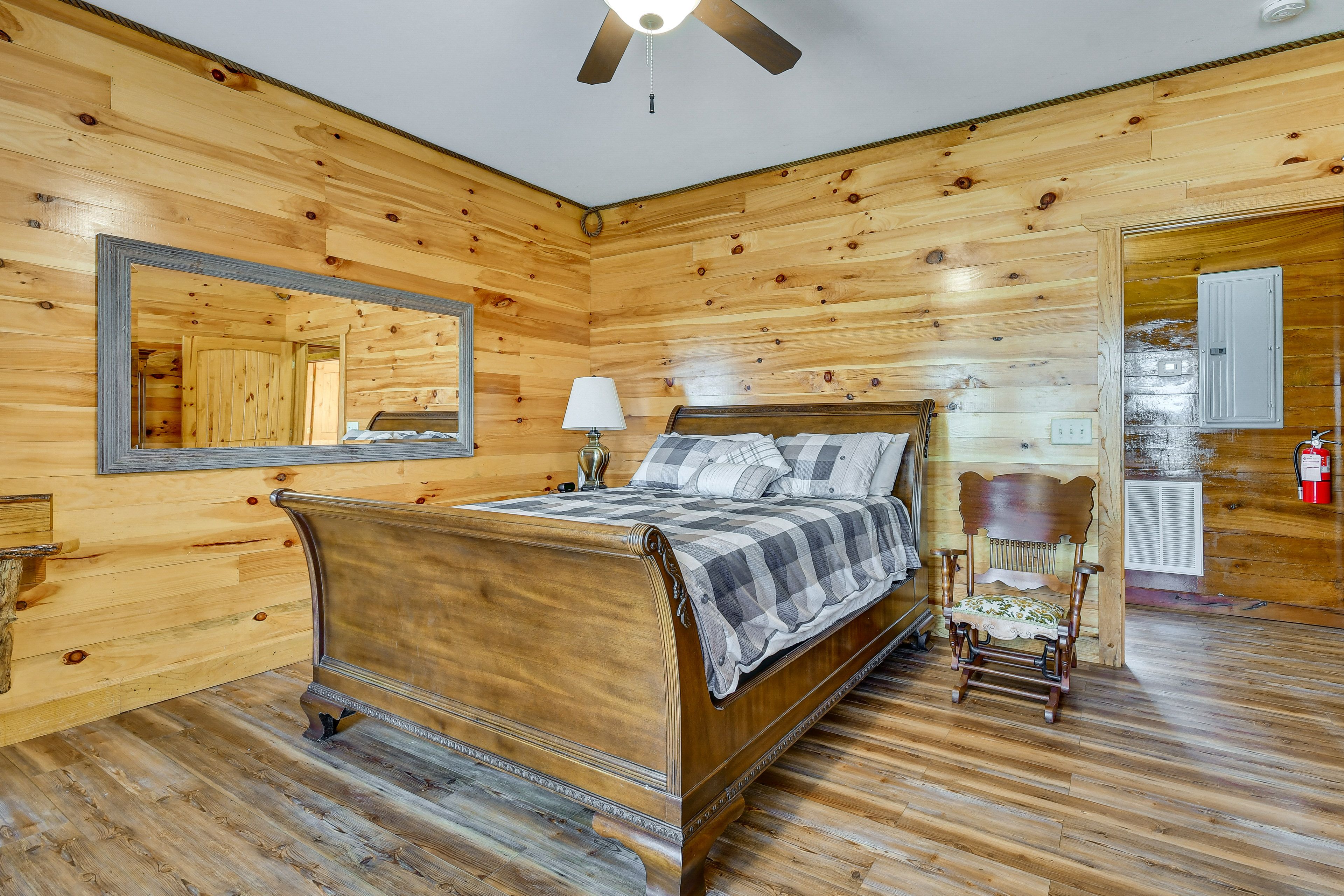 Bedroom 2 | Queen Bed | 1st Floor