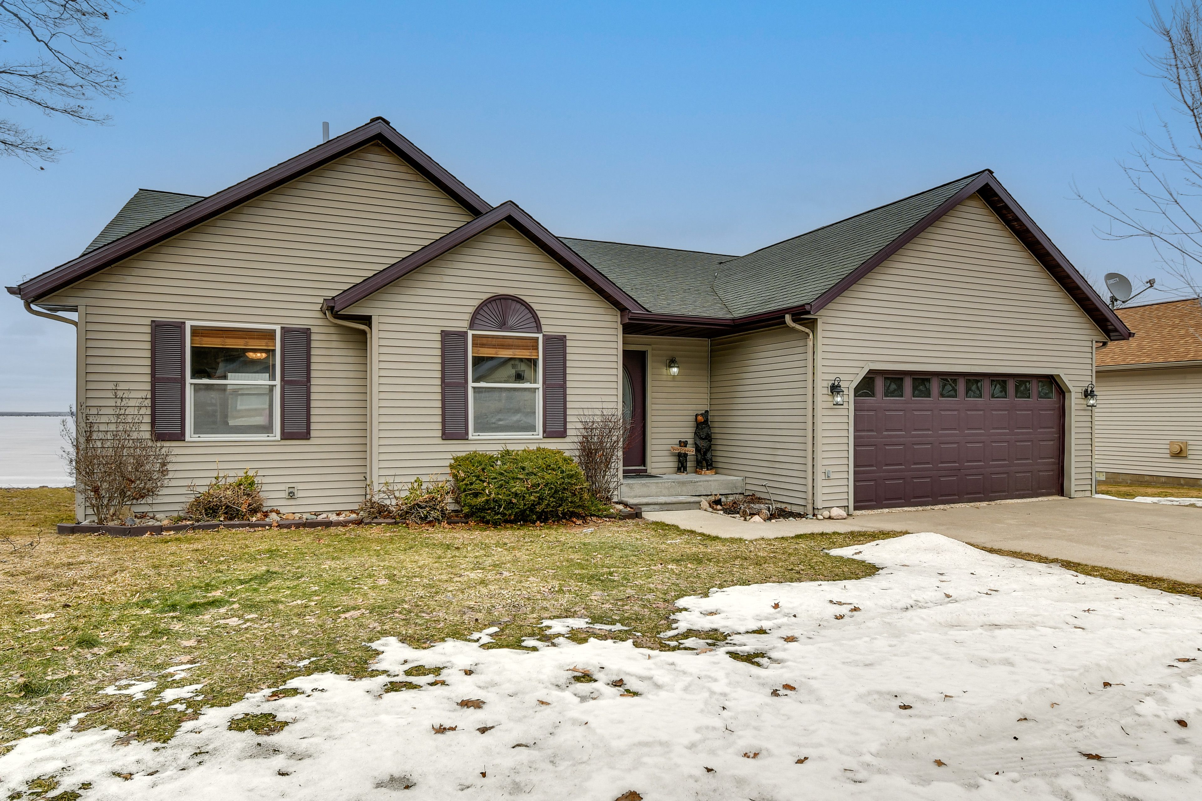 Parking | Driveway (4 Vehicles) | Garage (2 Vehicles)