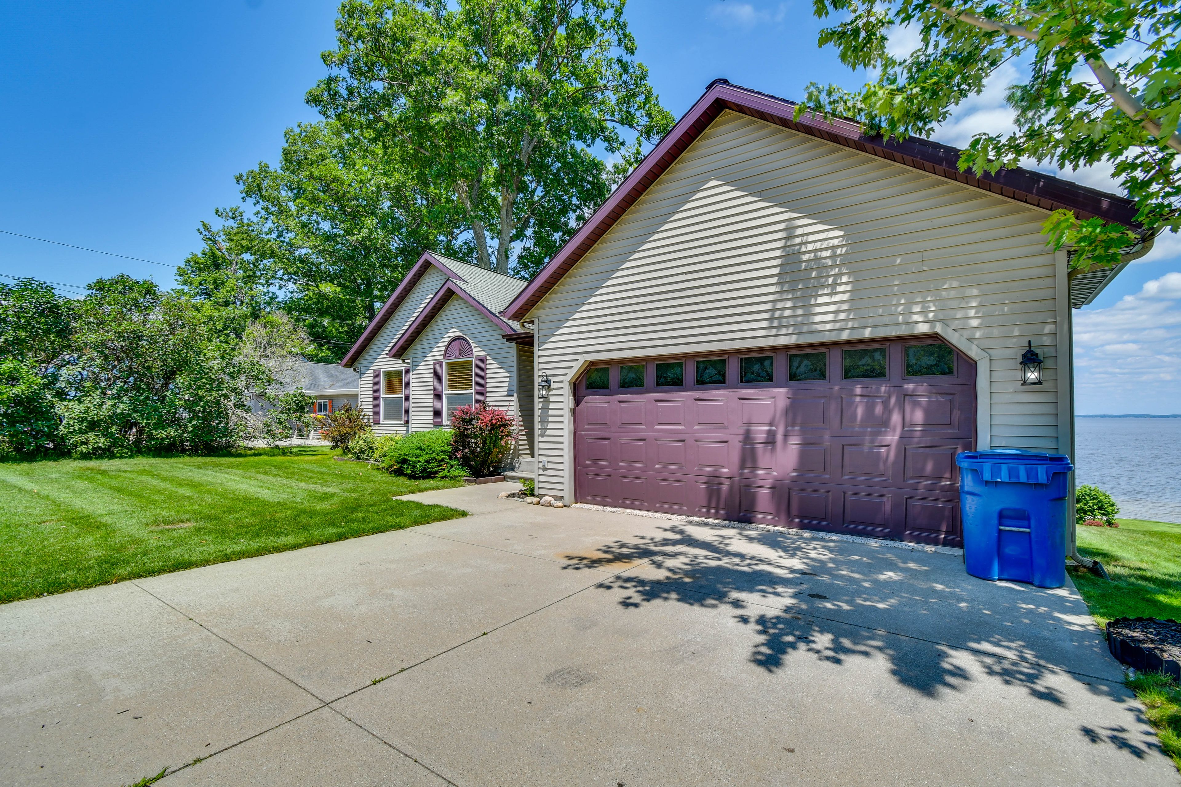 Parking | Driveway (4 Vehicles) | Garage (2 Vehicles)