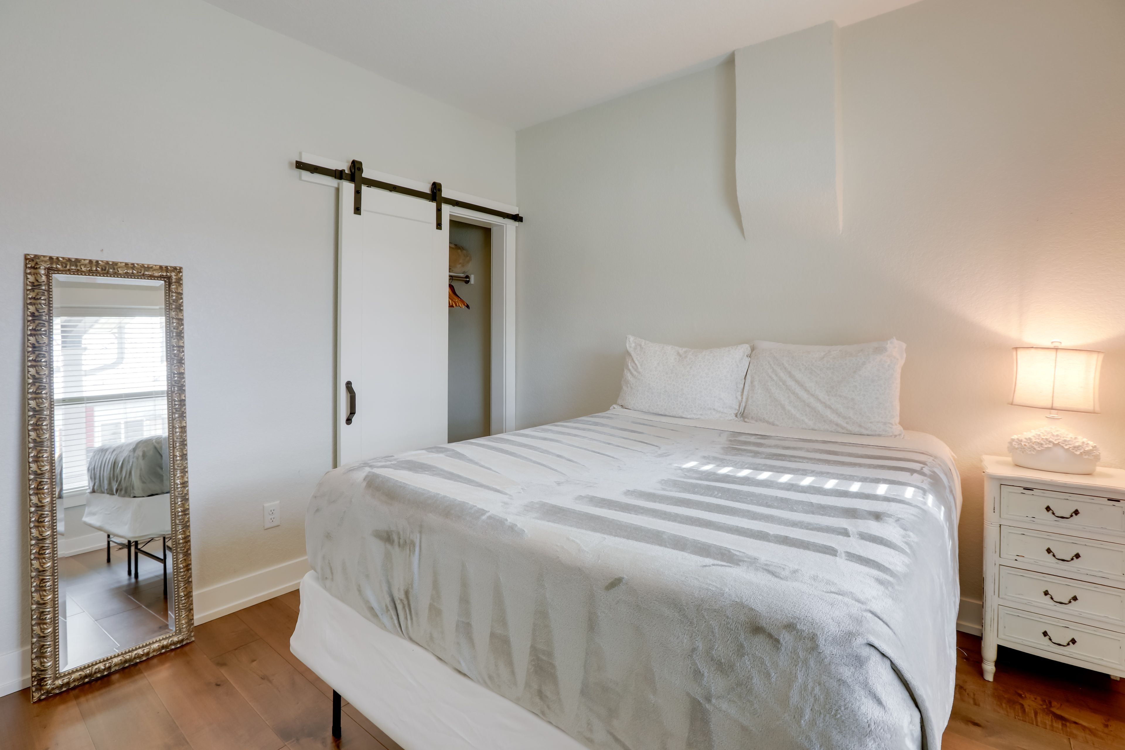 Bedroom 1 | Queen Bed