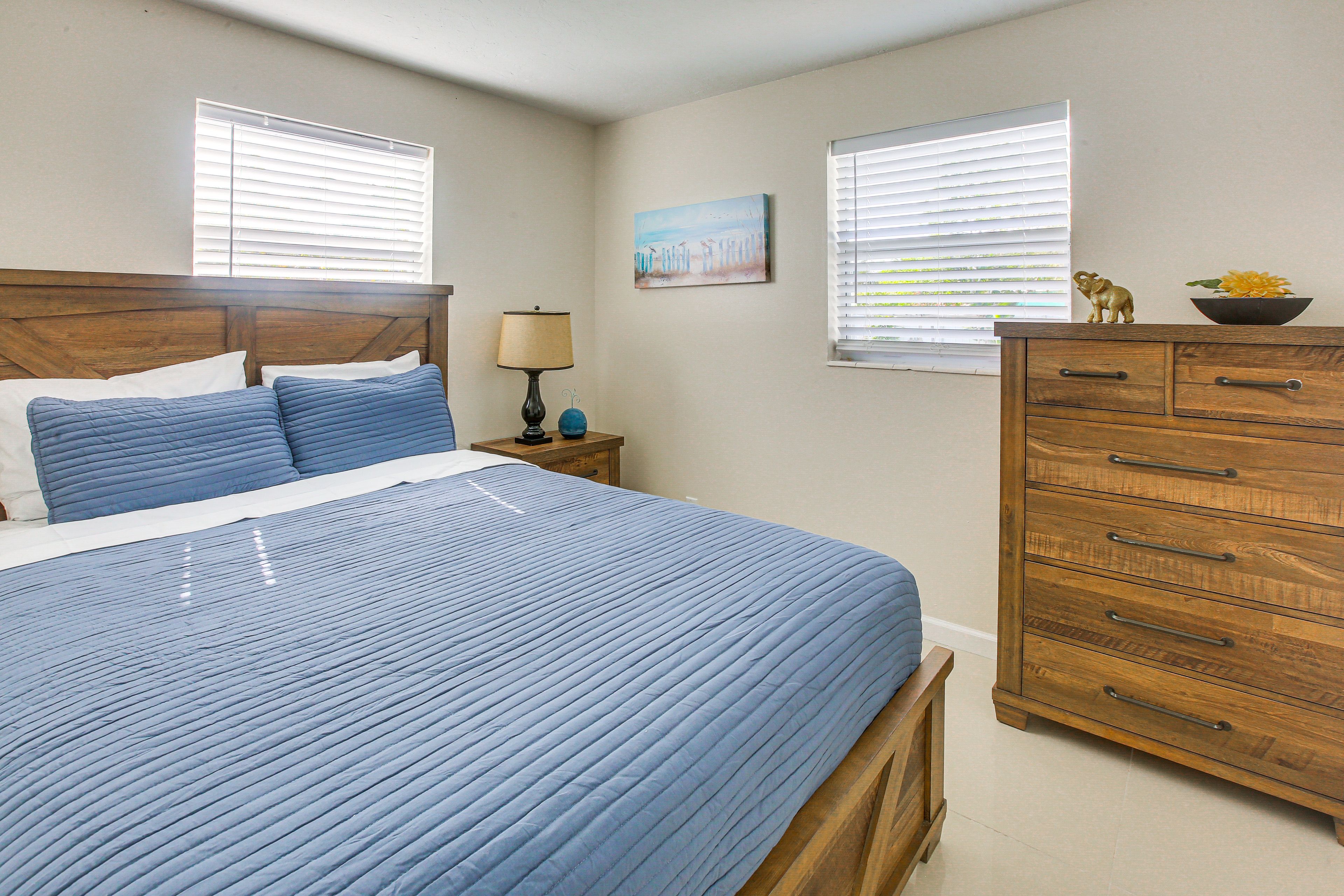 Bedroom 1 | Queen Bed