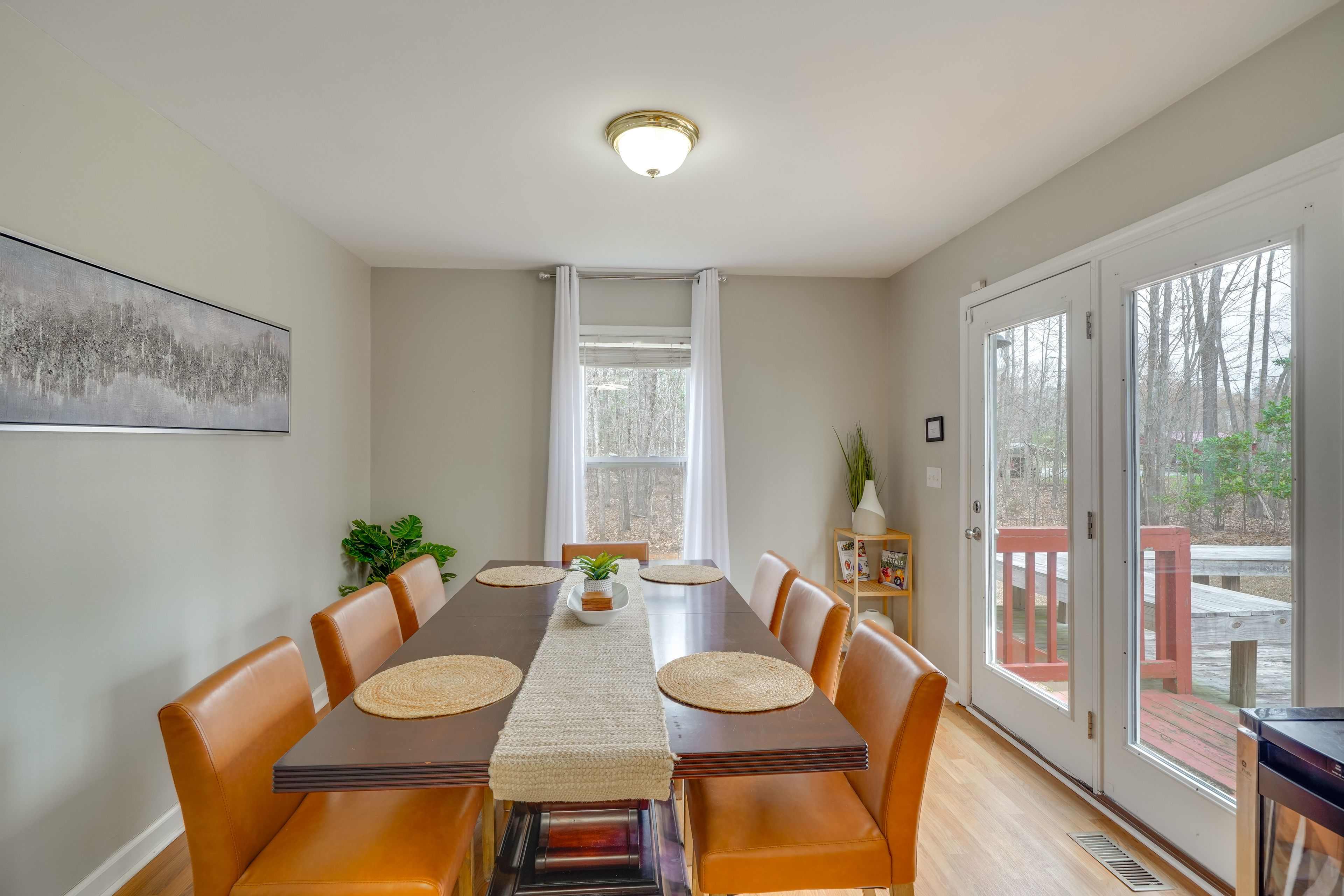 Dining Room | 1st Floor | Dishes & Flatware Provided