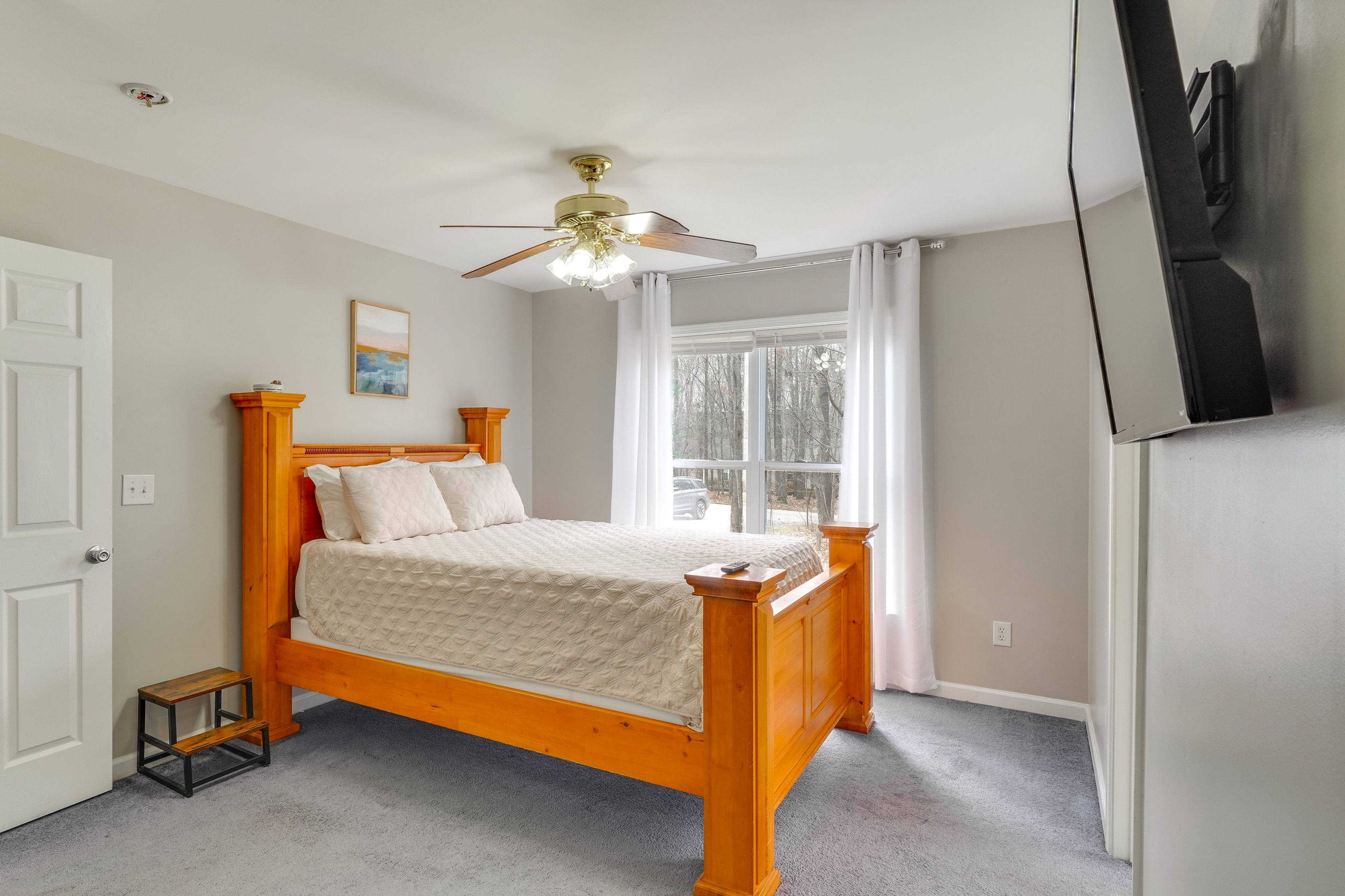 Bedroom 1 | Queen Bed | 1st Floor | Desk | En-Suite Bathroom