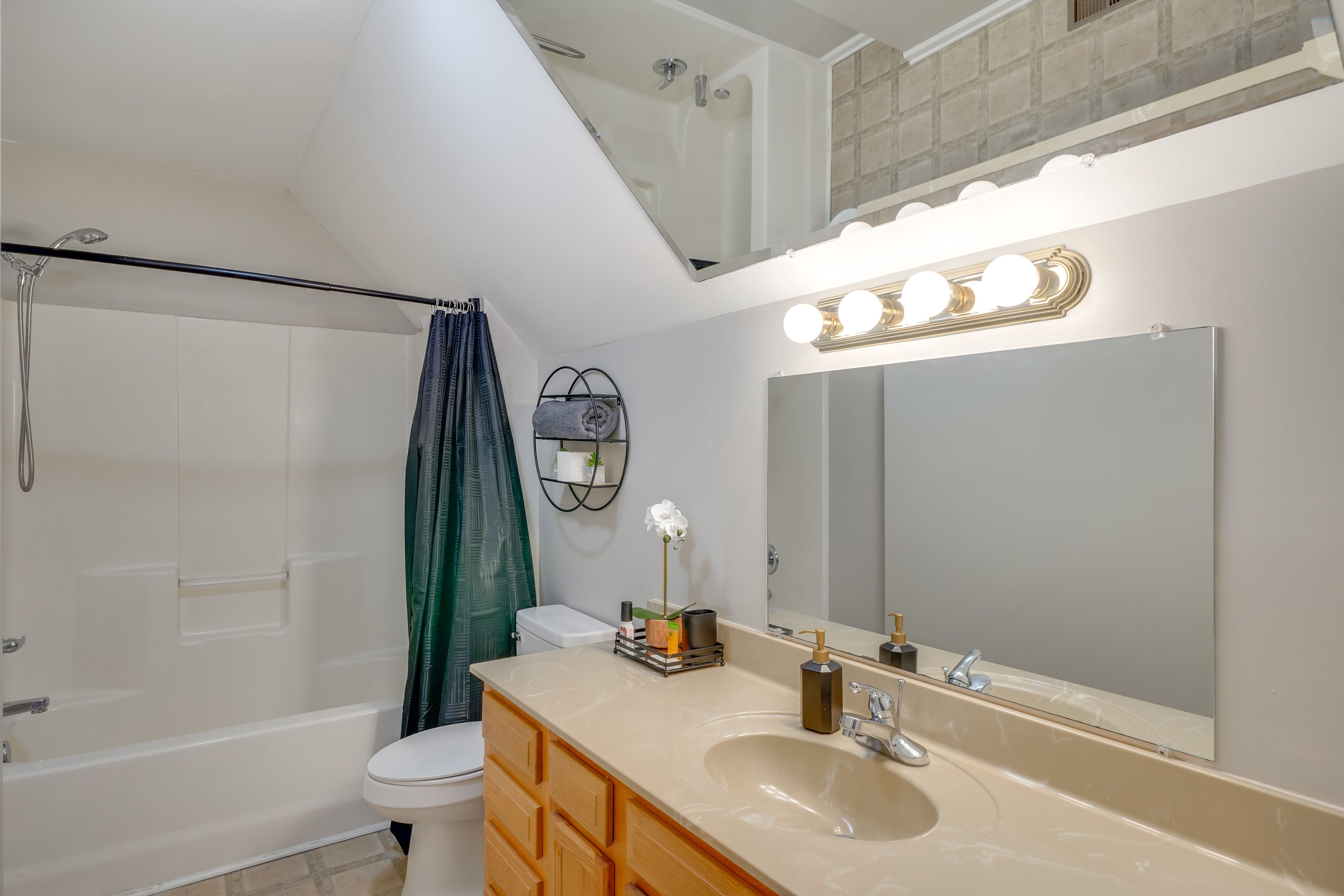 Full Bathroom | 2nd Floor | Towels & Linens Provided