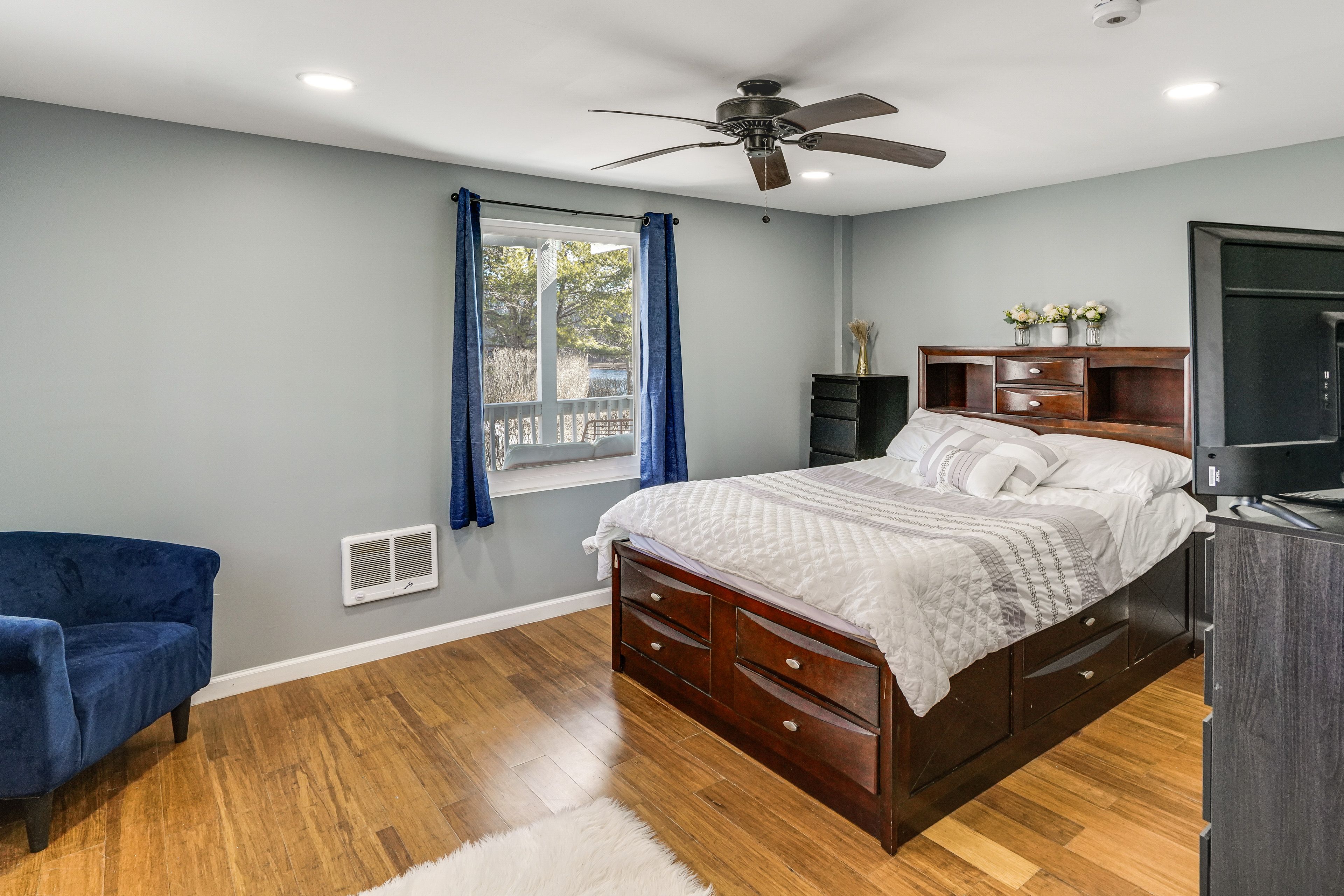 Bedroom 1 | Queen Bed | 1st Floor