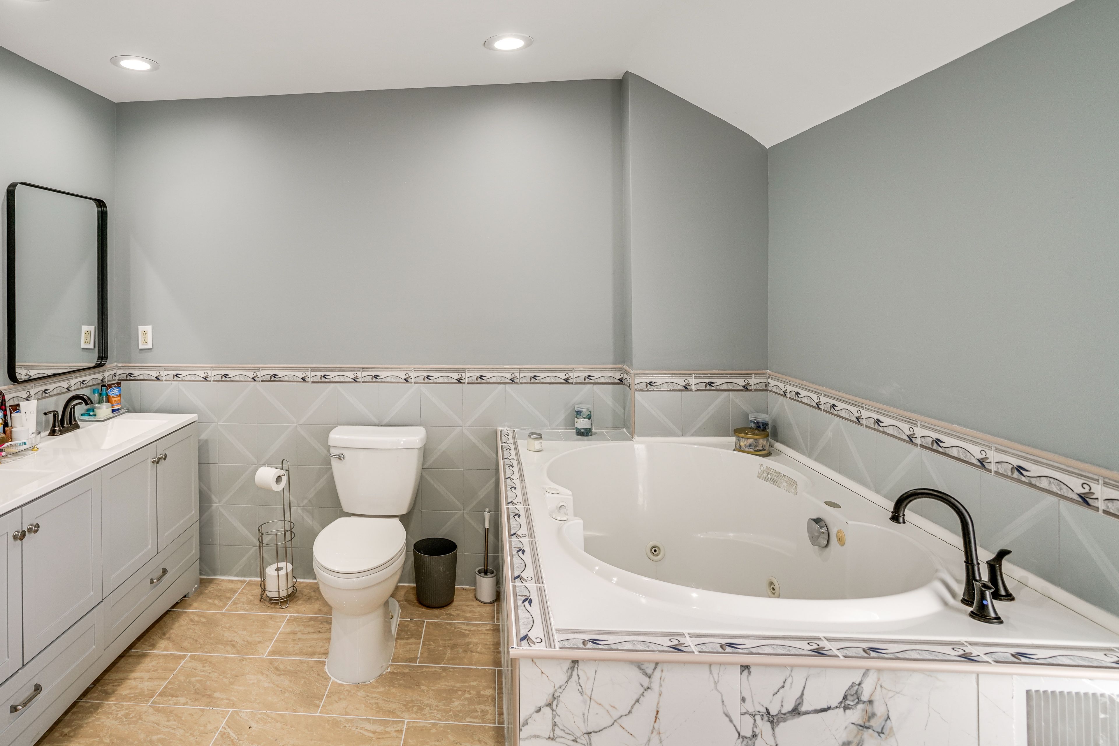 Full Bathroom | 2nd Floor