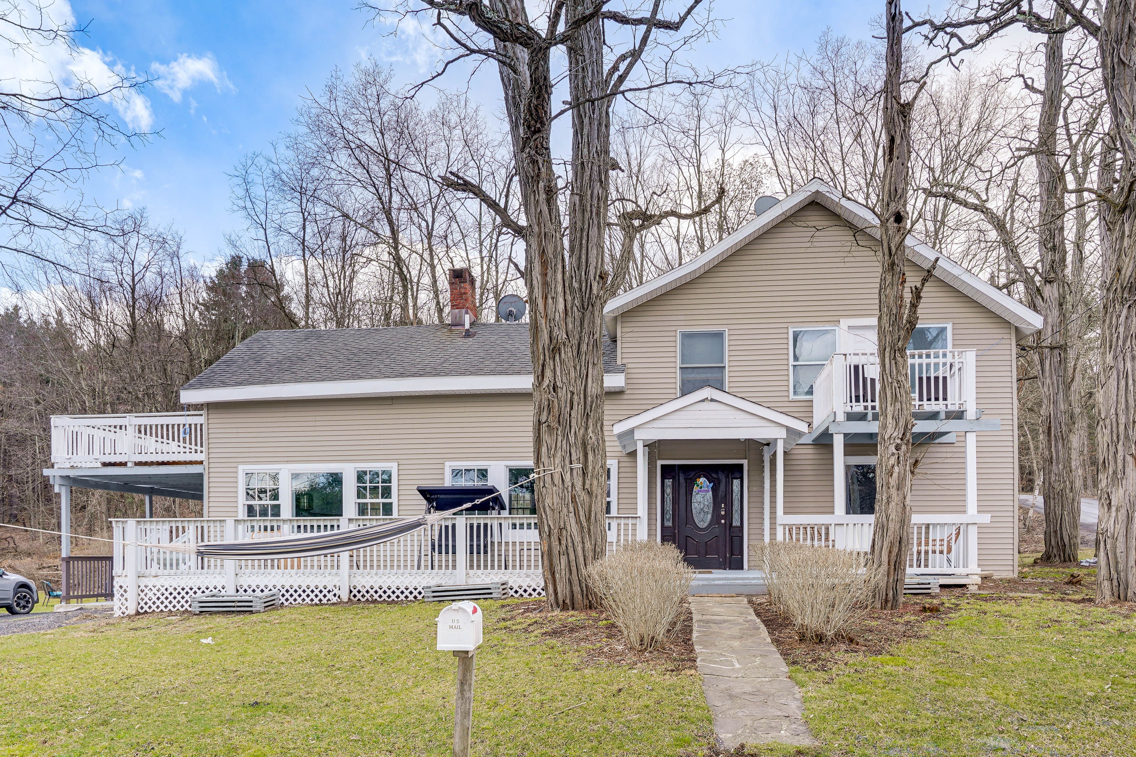 Property Exterior | Driveway (6 Vehicles)