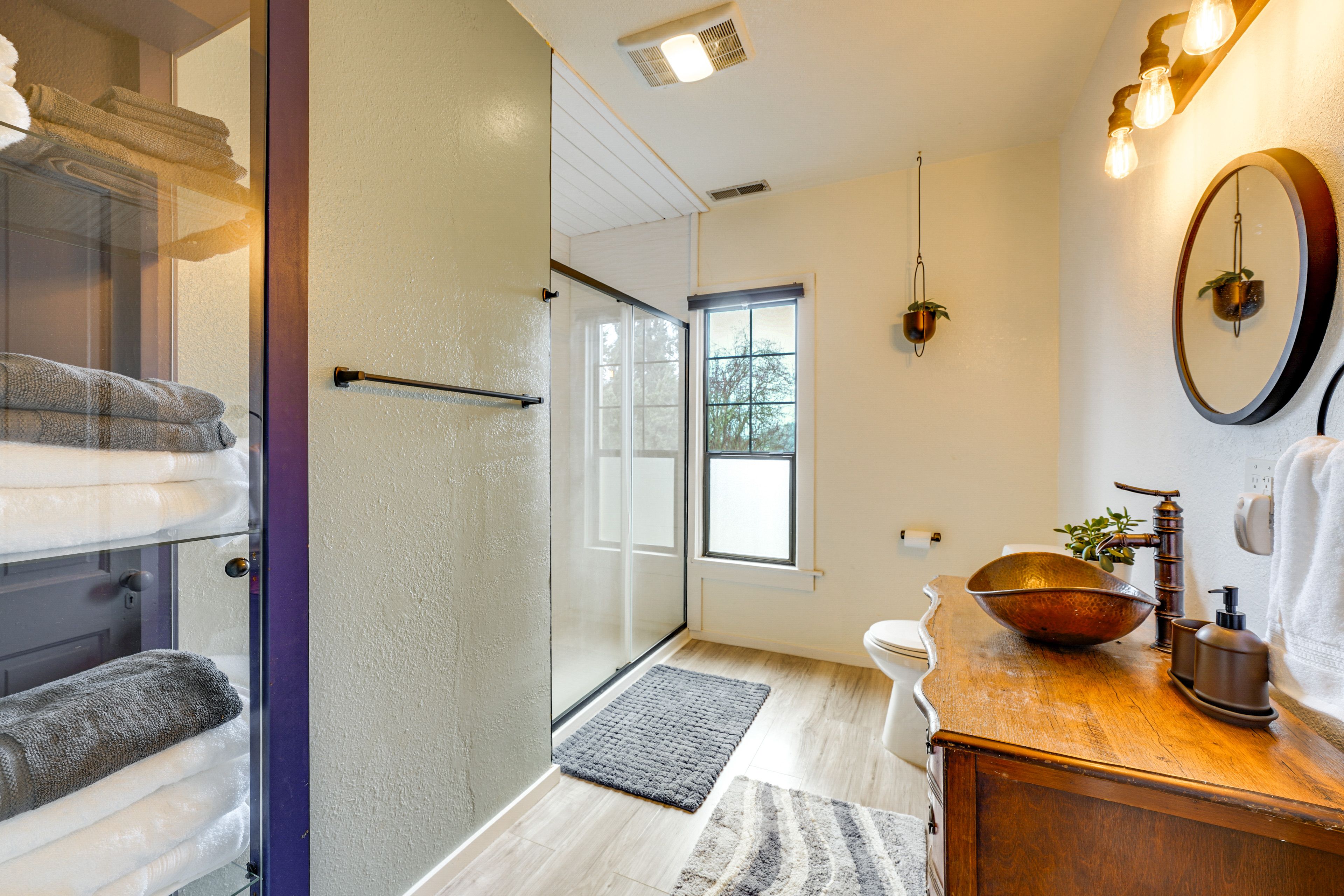 Full Bathroom | 2nd Floor