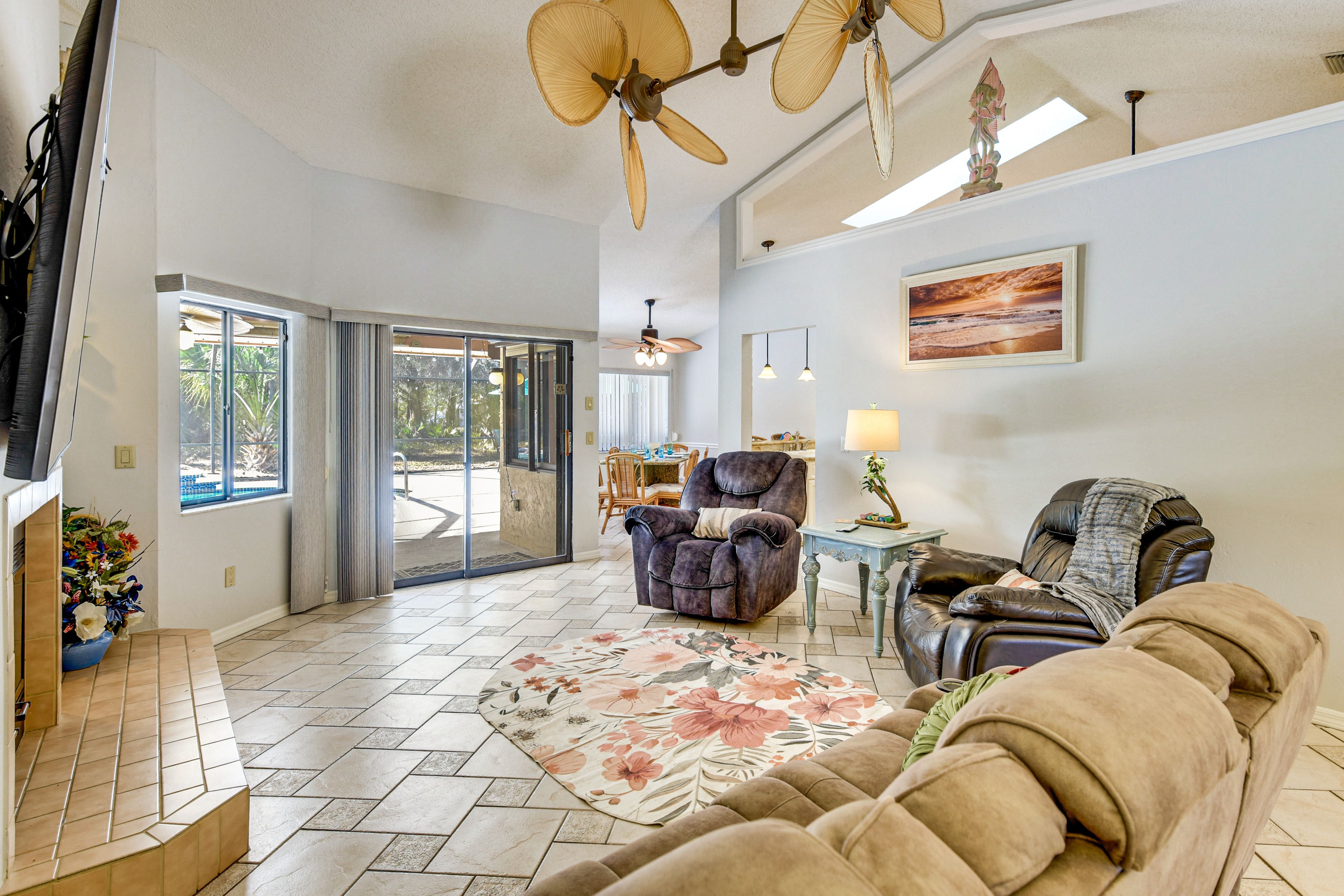 Living Room | Smart TV | Fireplace