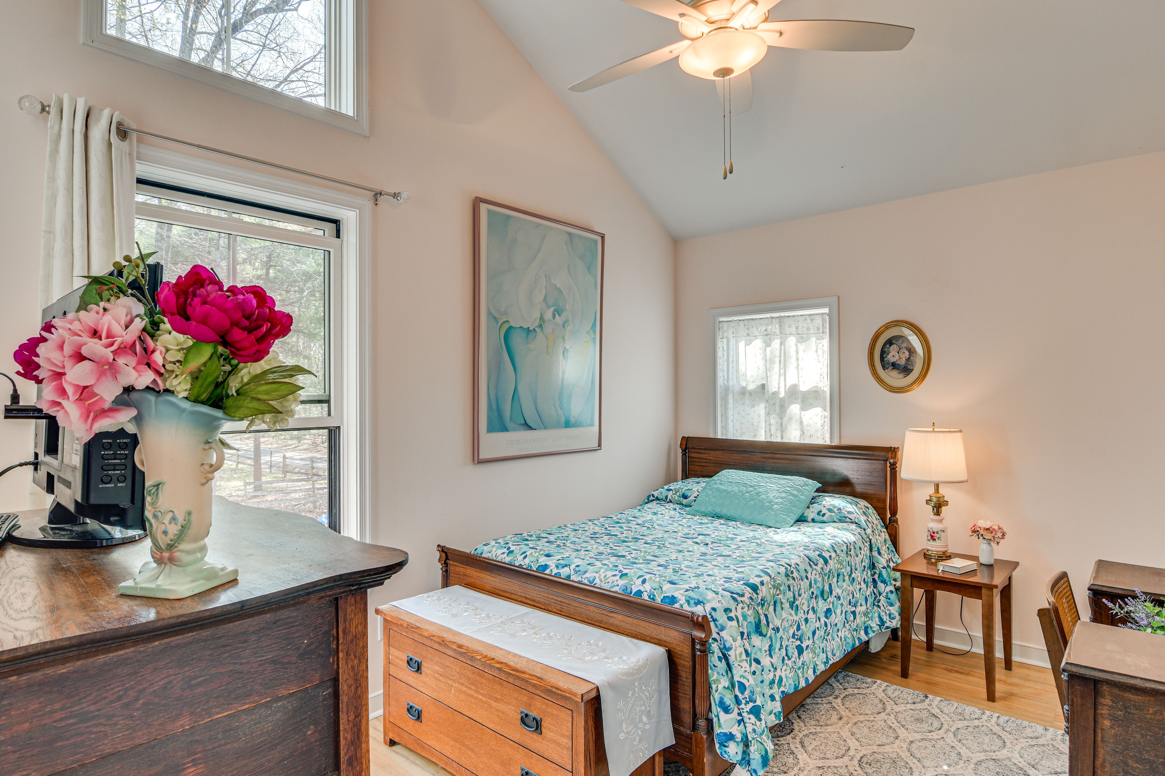 Bedroom 2 | Queen Bed | Flat-Screen TV | Upper Level