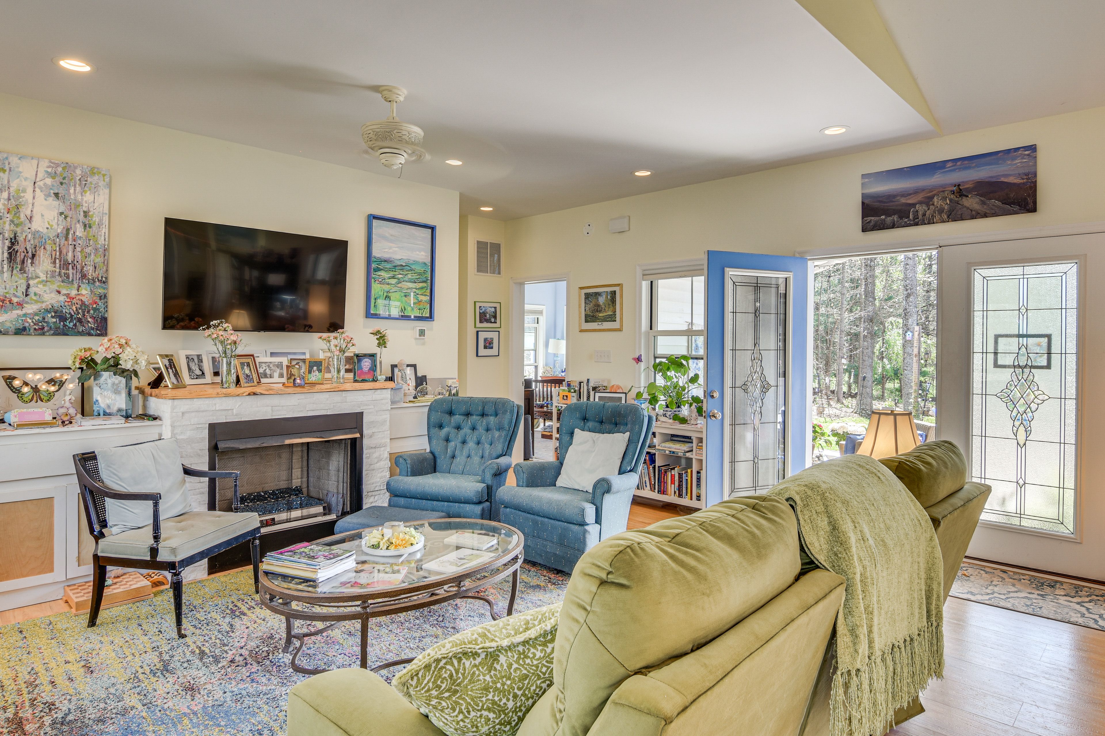 Living Room | Flat-Screen TV | Books | Main Level