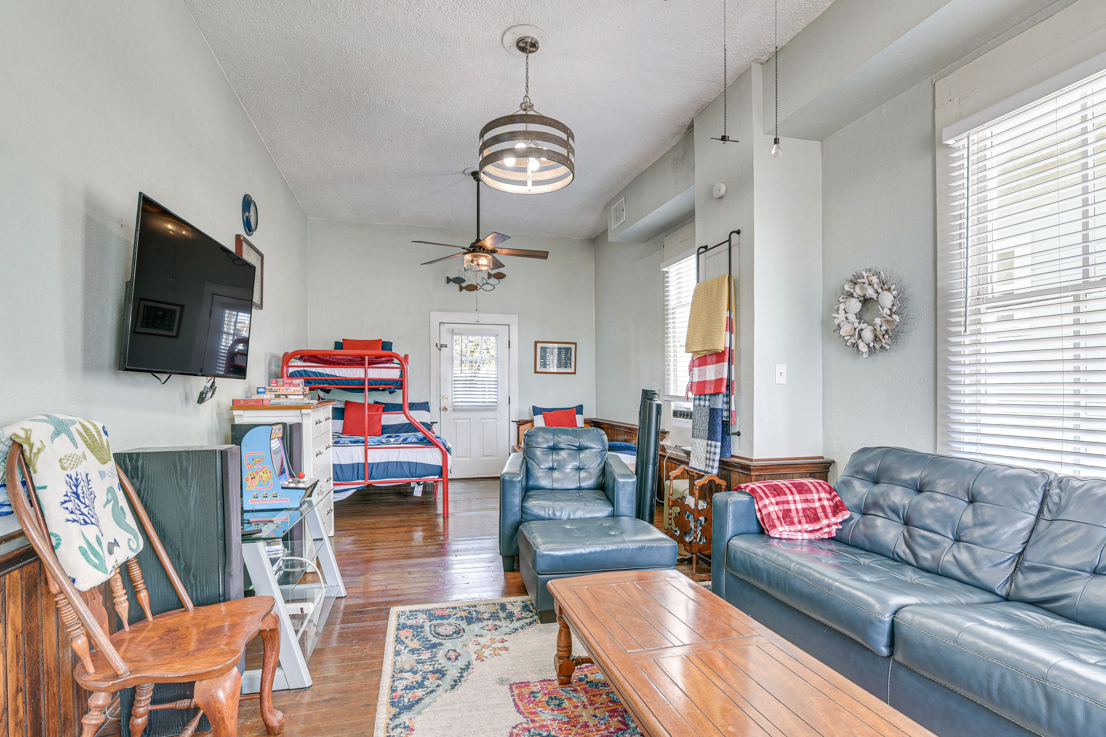 Family Room | Twin/Full Bunk Bed | Twin Bed | 1st Floor